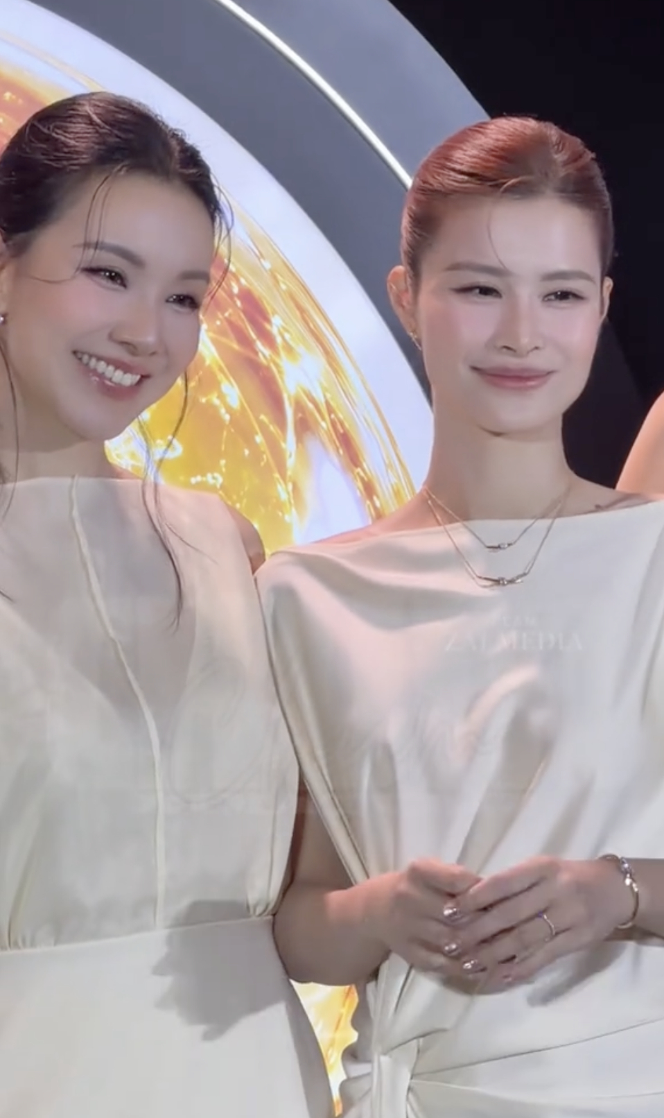 Khung hình chung của tại sự kiện của Thuỳ Lâm và Đông Nhi - hai mỹ nhân 8X đồng trang lứa.