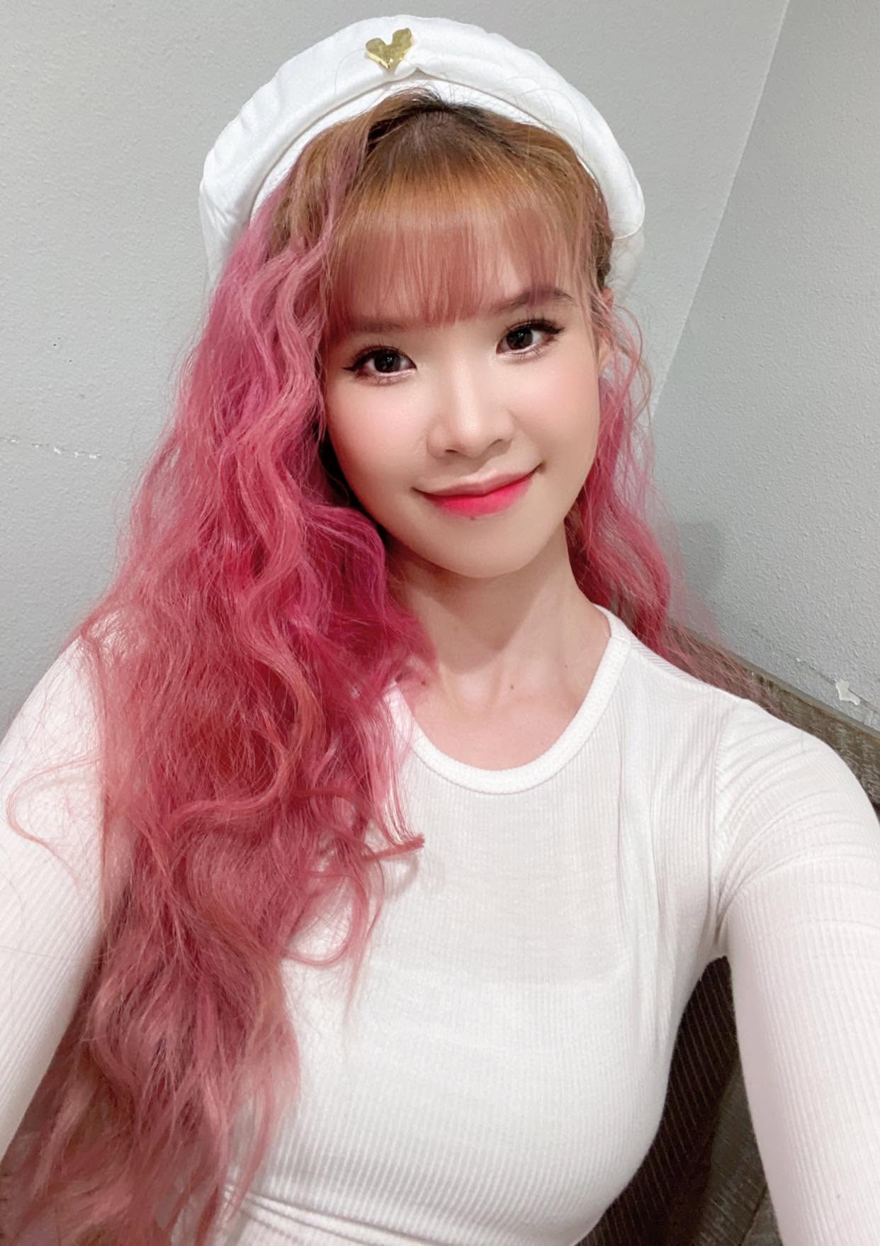 Khởi My hoạt động song song trong lĩnh vực âm nhạc và dẫn chương trình, ghi điểm nhờ hình ảnh gần gũi, lối trò chuyện hài hước và năng lượng trẻ trung.