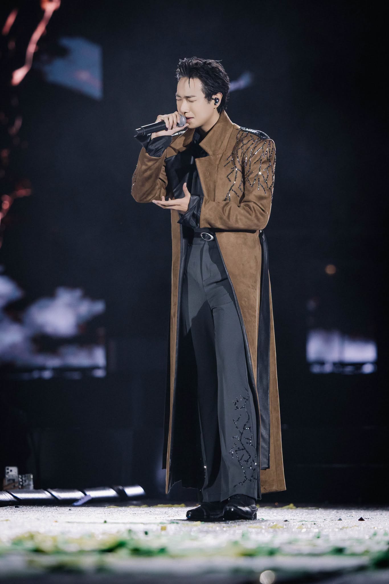 Trước đây, Hà An Huy thường được nhớ đến qua những ca khúc ballad giàu tự sự, với cách hát dễ khơi gợi cảm giác day dứt.