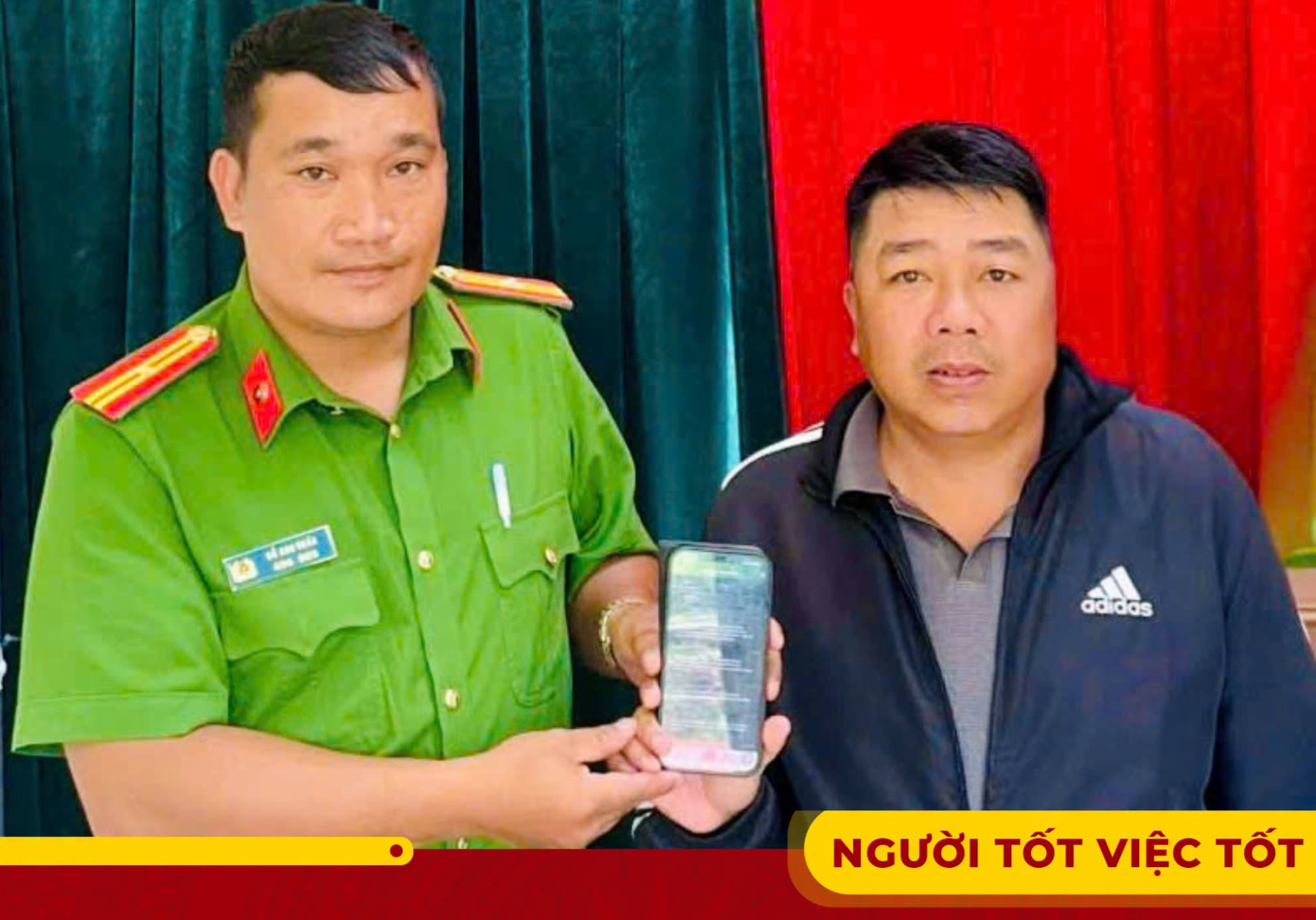 Công an hỗ trợ đại diện doanh nghiệp nhận lại số tiền chuyển khoản nhầm. Ảnh: Công an tỉnh Quảng Ngãi