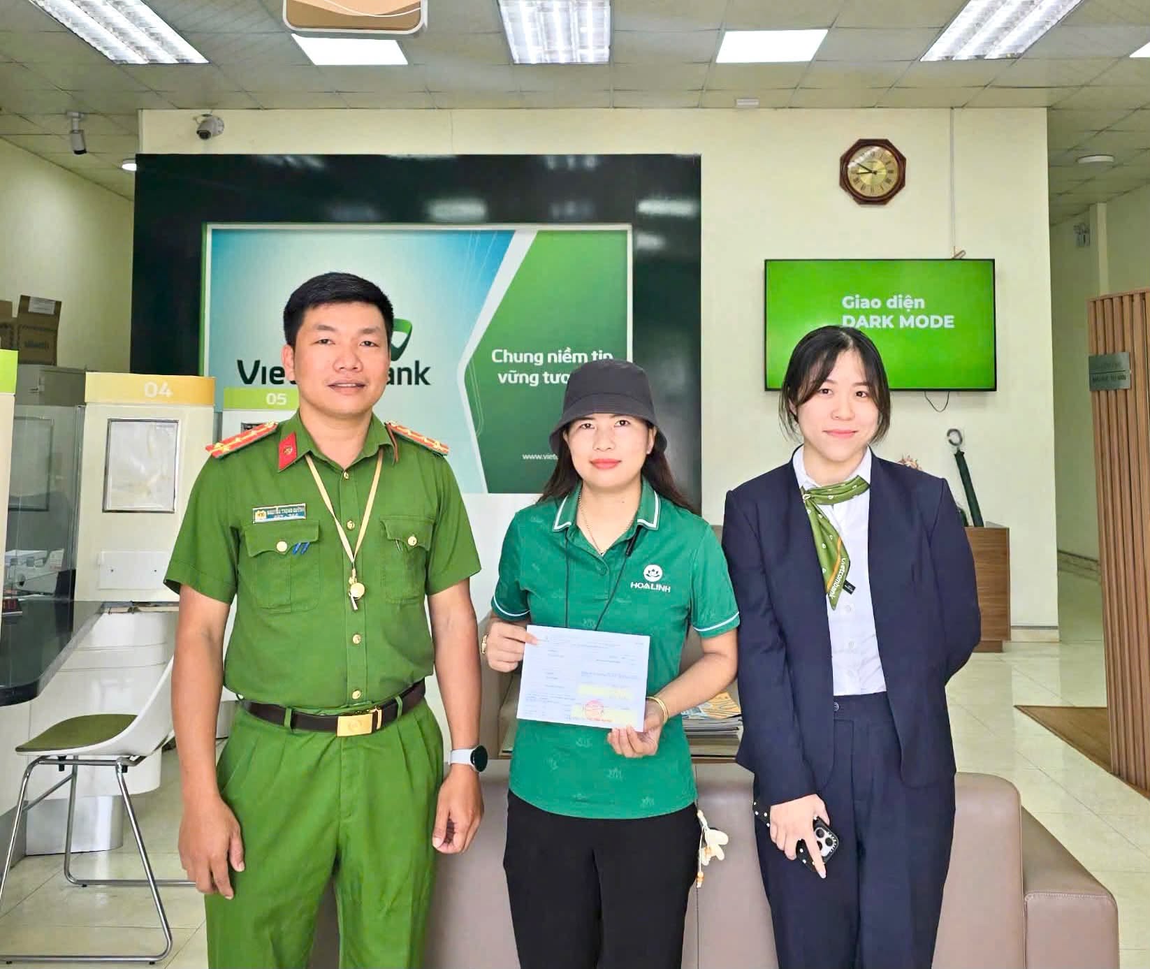 Công an xã Đăk Tô hỗ trợ công dân hoàn trả 150 triệu tiền chuyển khoản nhầm