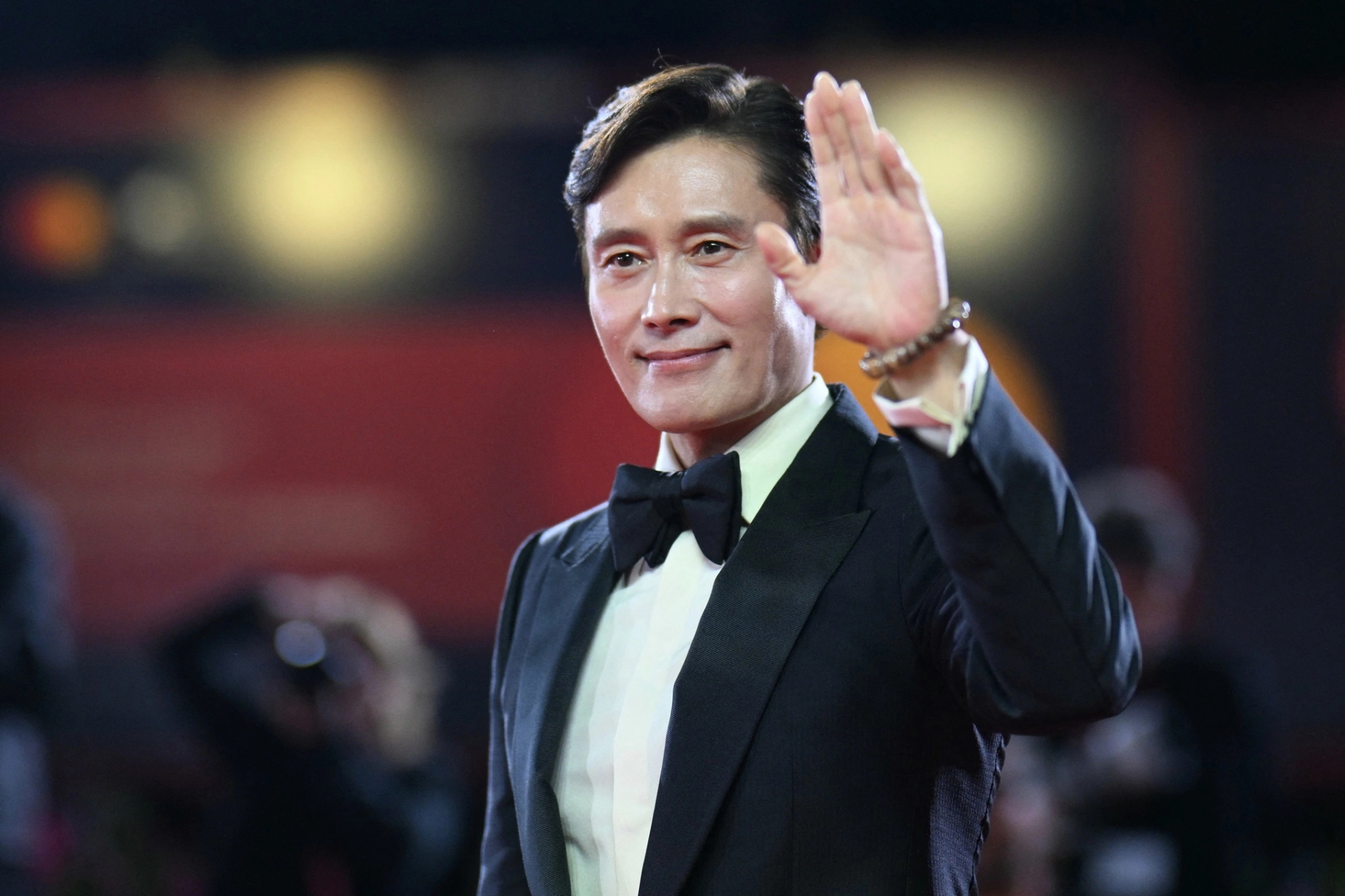 Lee Byung Hun dẫn đầu với 22%.