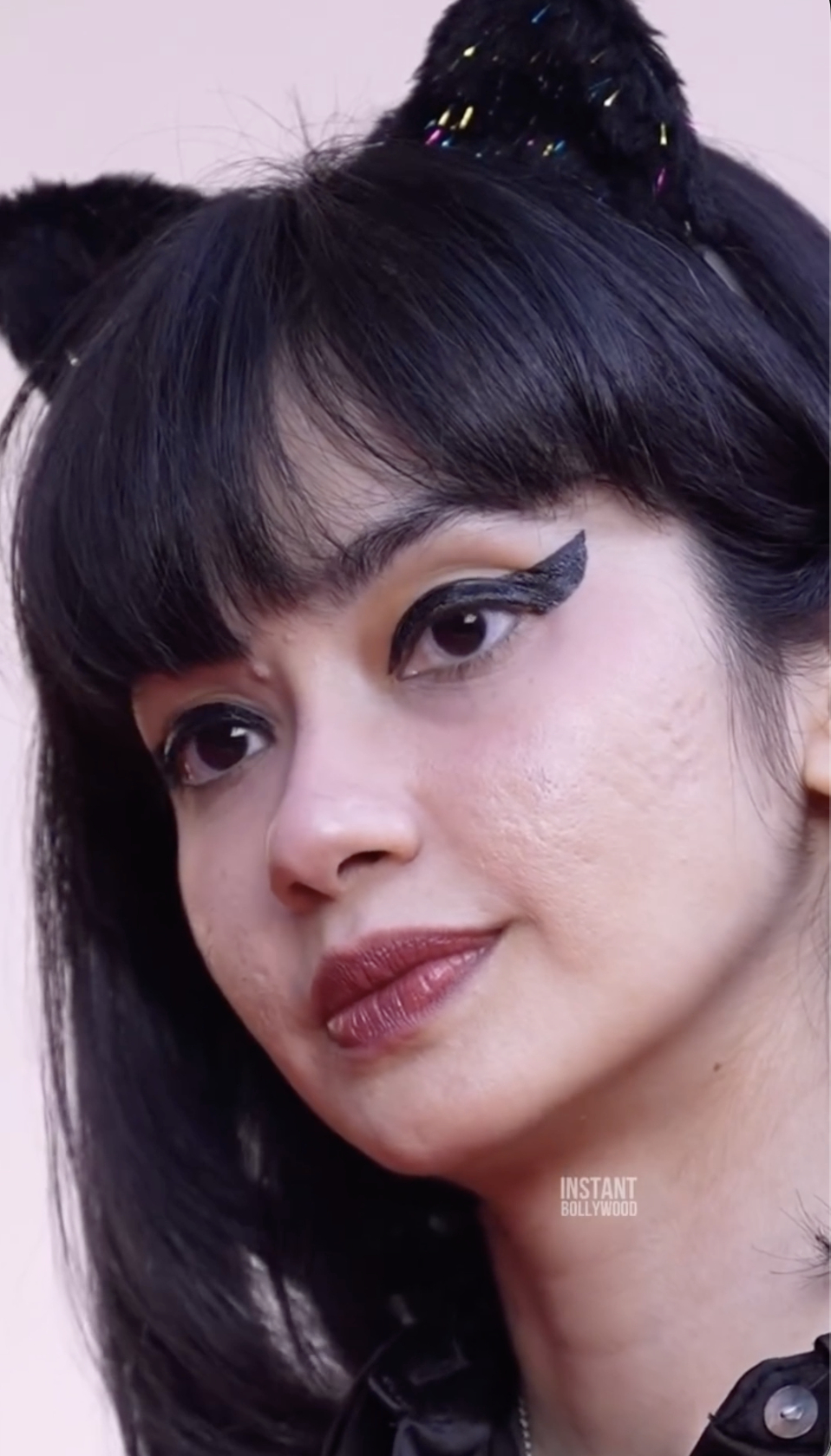 ... ngoài ra phong cách trang điểm đậm với đường eyeliner dày, đậm cũng là lý do netizen bàn tán về ngoại hình cô nàng Ada Malik.