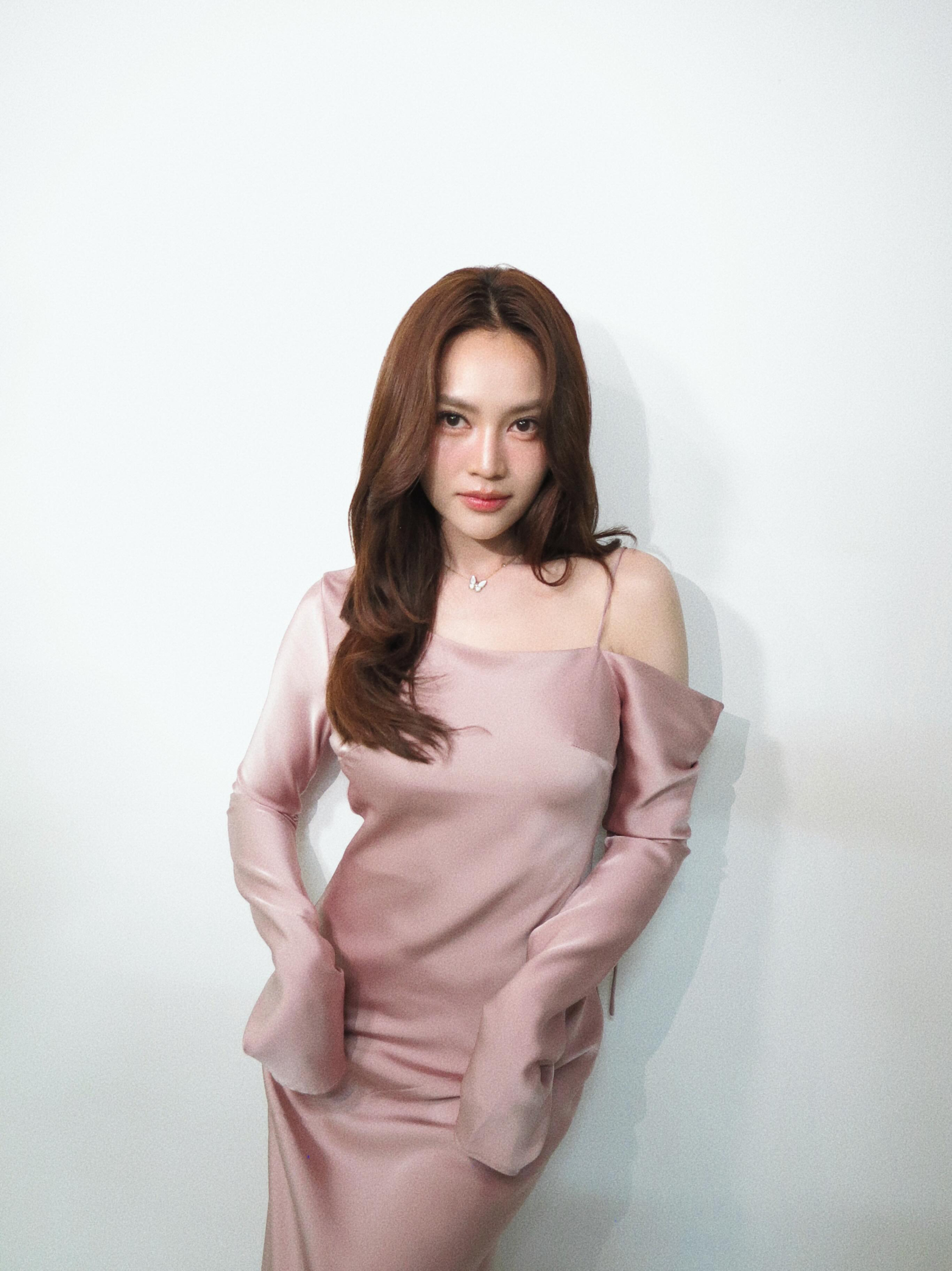 Ngọc nữ showbiz 4 năm mới tái xuất màn ảnh: U40 vẫn giữ nguyên gương mặt trời cho, mỗi lần lên đồ hào quang lại sáng bừng