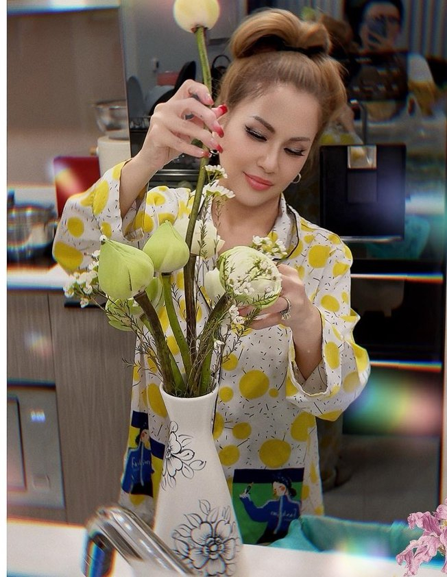 Giống với Cẩm Ly, Minh Tuyết rất thích cắm hoa, trồng rau tại nhà