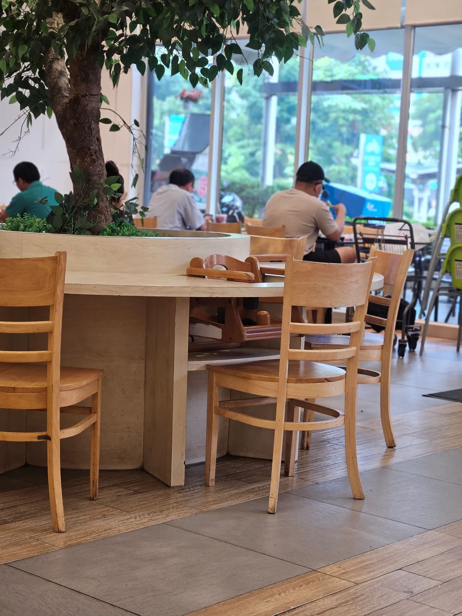 Bức ảnh đang thu hút gần 300k lượt xem trên Threads vì cách bố trí ghế trẻ em sẵn tại khu vực ăn uống (Nguồn ảnh: @nami22.26)