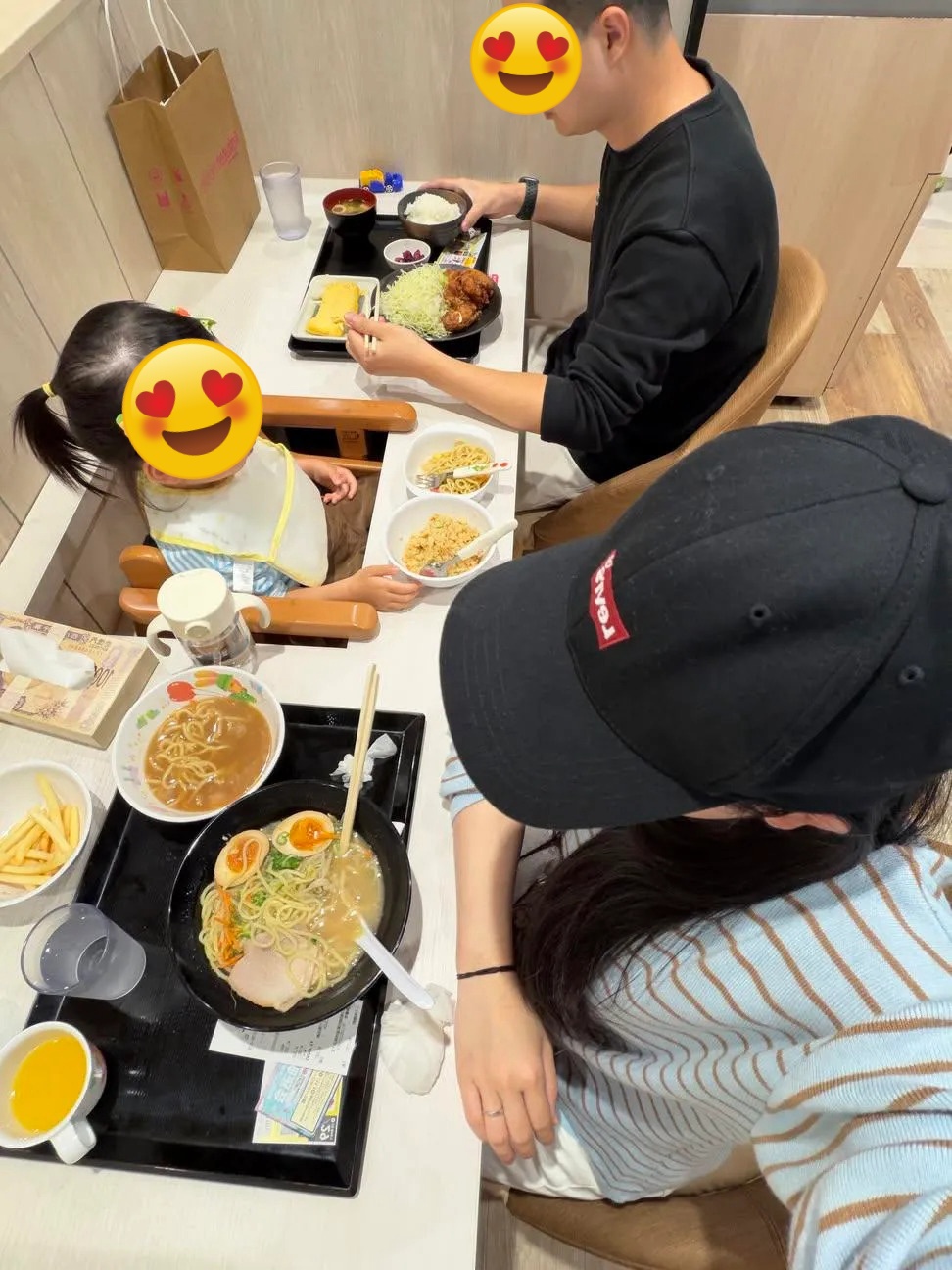 Ghế trẻ em được sắp xếp đối diện với bố mẹ, thiết kế này được nhiều người khen ngợi vì tinh tế và tiện ích (Nguồn ảnh: @chuu.yuen)