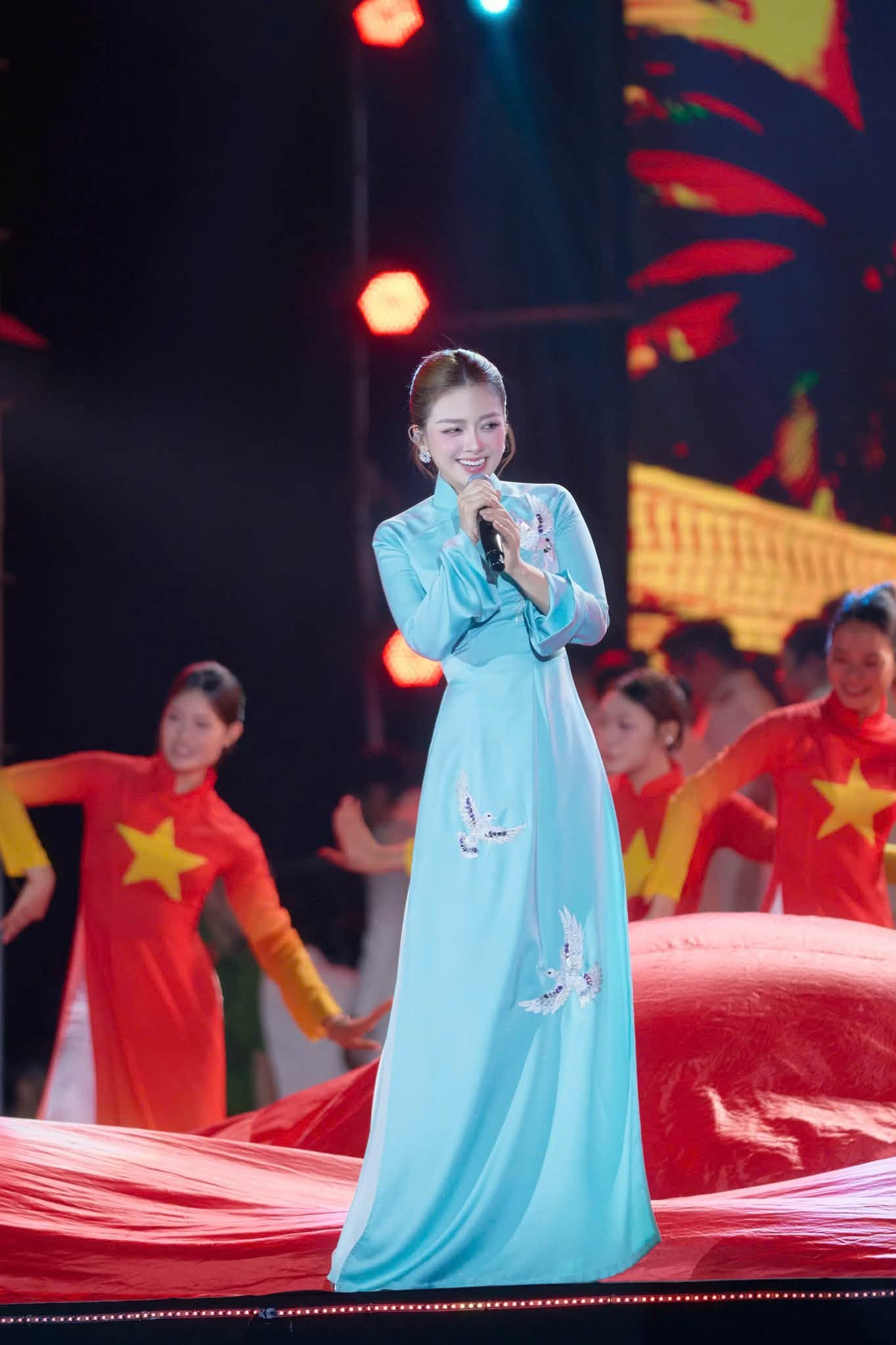 Dương Hoàng Yến là giảng viên thanh nhạc của Trường Cao đẳng Nghệ thuật Hà Nội khi mới 22 tuổi