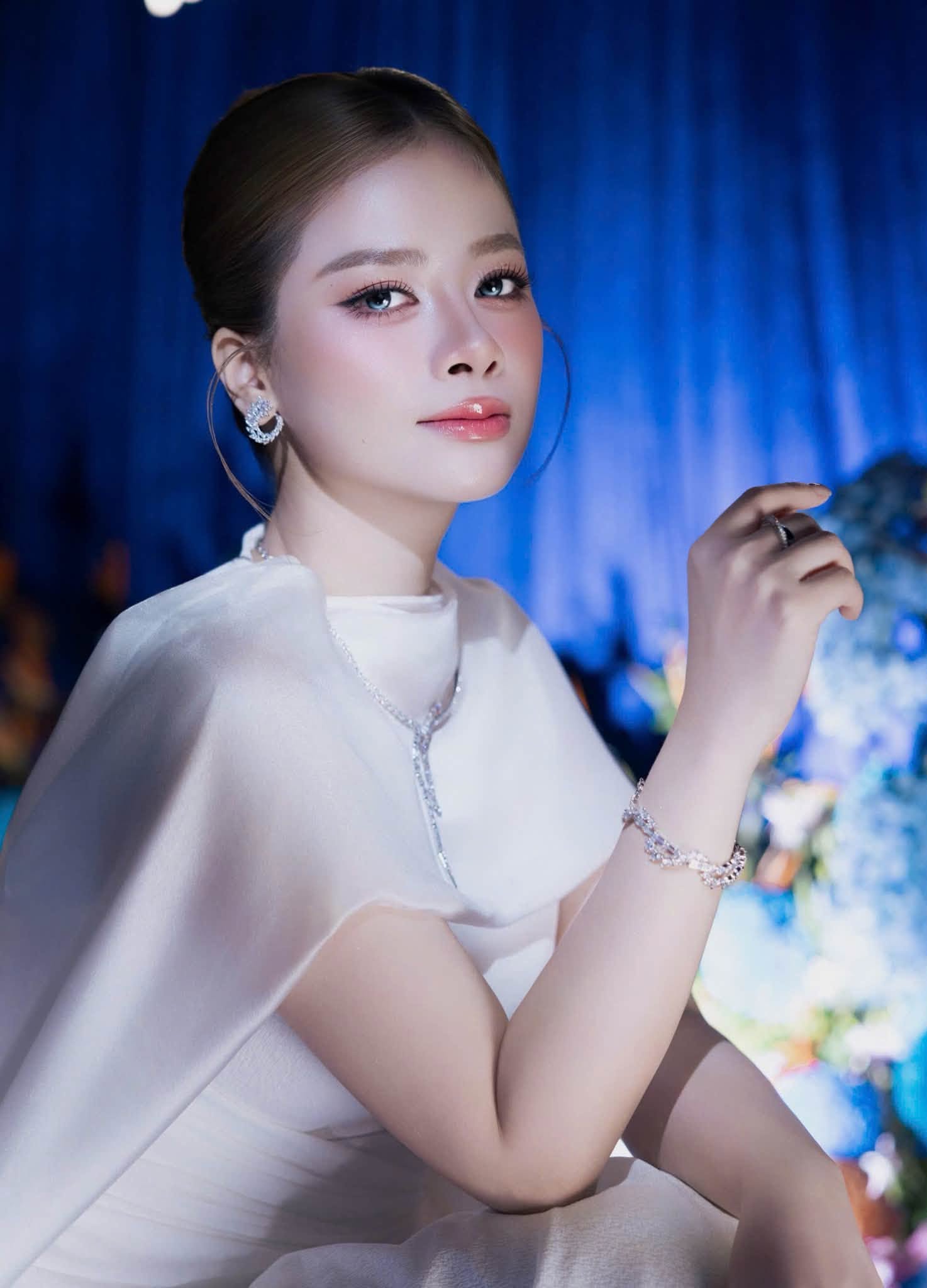  Năm 2013, Dương Hoàng Yến tham gia Giọng Hát Việt mùa thứ hai và để lại nhiều ấn tượng với khán giả truyền hình qua những màn trình diễn giàu chuyên môn