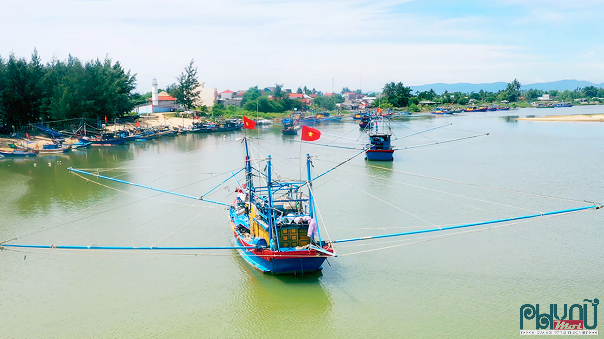 Ngày mới rộn ràng bên Cửa Lở Quảng Ngãi