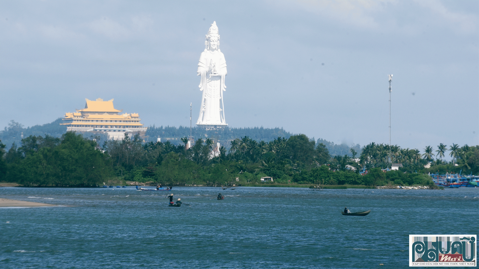 Từ phía biển Cửa Lở, du khách có thể phóng tầm mắt chiêm ngưỡng tượng Quan Âm cao 125m cao nhất Đông Nam Á ở chùa Minh Đức. 