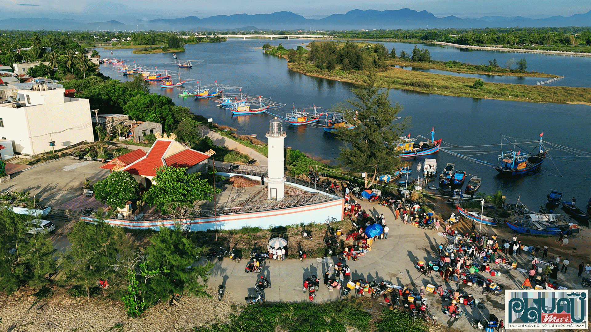 Ngày mới rộn ràng ở bến cá xã Long Phụng. 