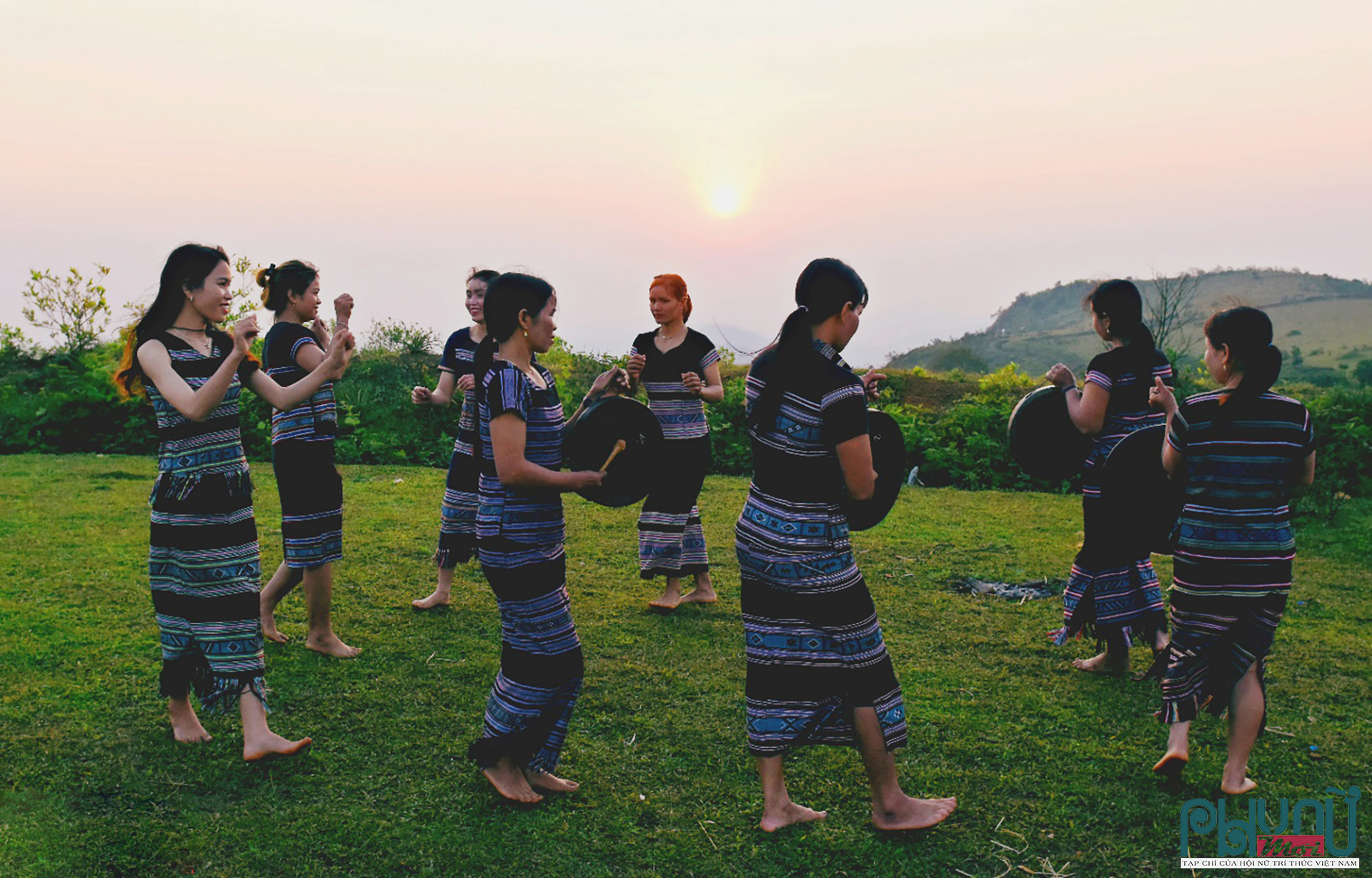 Các nghệ nhân đồng bào H're diễn xướng cồng chiêng trong buổi bình minh.