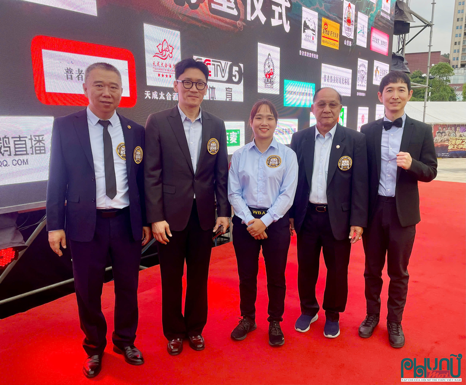 Nhật Lệ chụp ảnh lưu niệm với Quan chức Hiệp hội quyền anh WBA ASIA trong chuyến công tác tại Côn Minh Trung Quốc - 22/5/2025