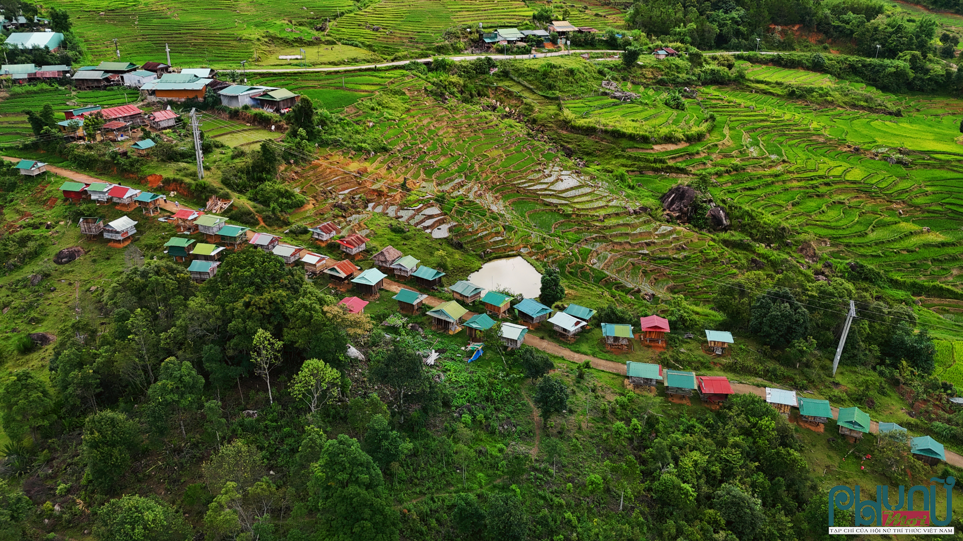 Hệ thống kho lúa trải dài tuyệt đẹp trên triền đồi ở Măng Ri.