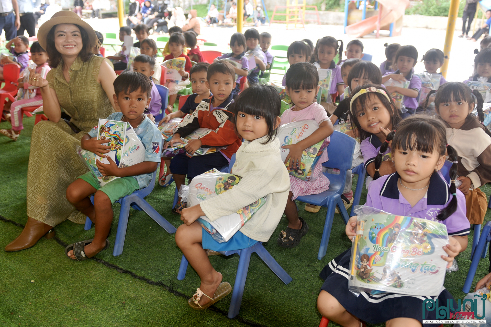 Các nhà hảo tâm tặng quà cho trẻ em ở trường Mầm Non Ba Tiêu. 
