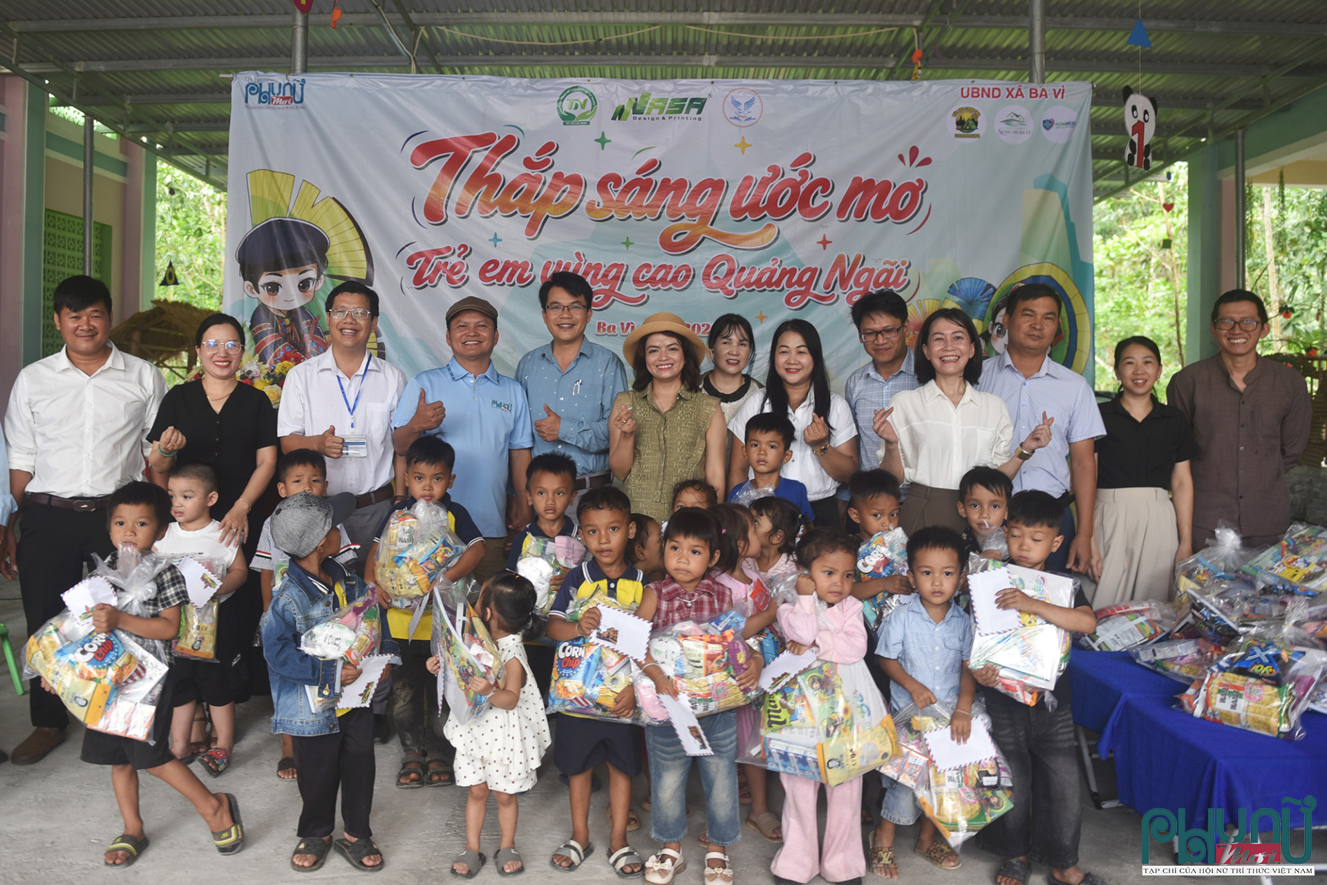 Các nhà hảo tâm trao tặng quà cho trẻ nghèo ở trường Mầm Non Ba Ngạc, xã Ba Vì.