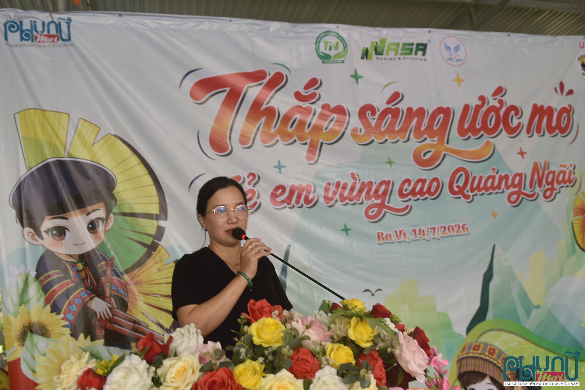 Đại diện lãnh đạo các trường Mầm Non ở xã Ba Vì phát biểu tại buổi lễ tặng quà. 