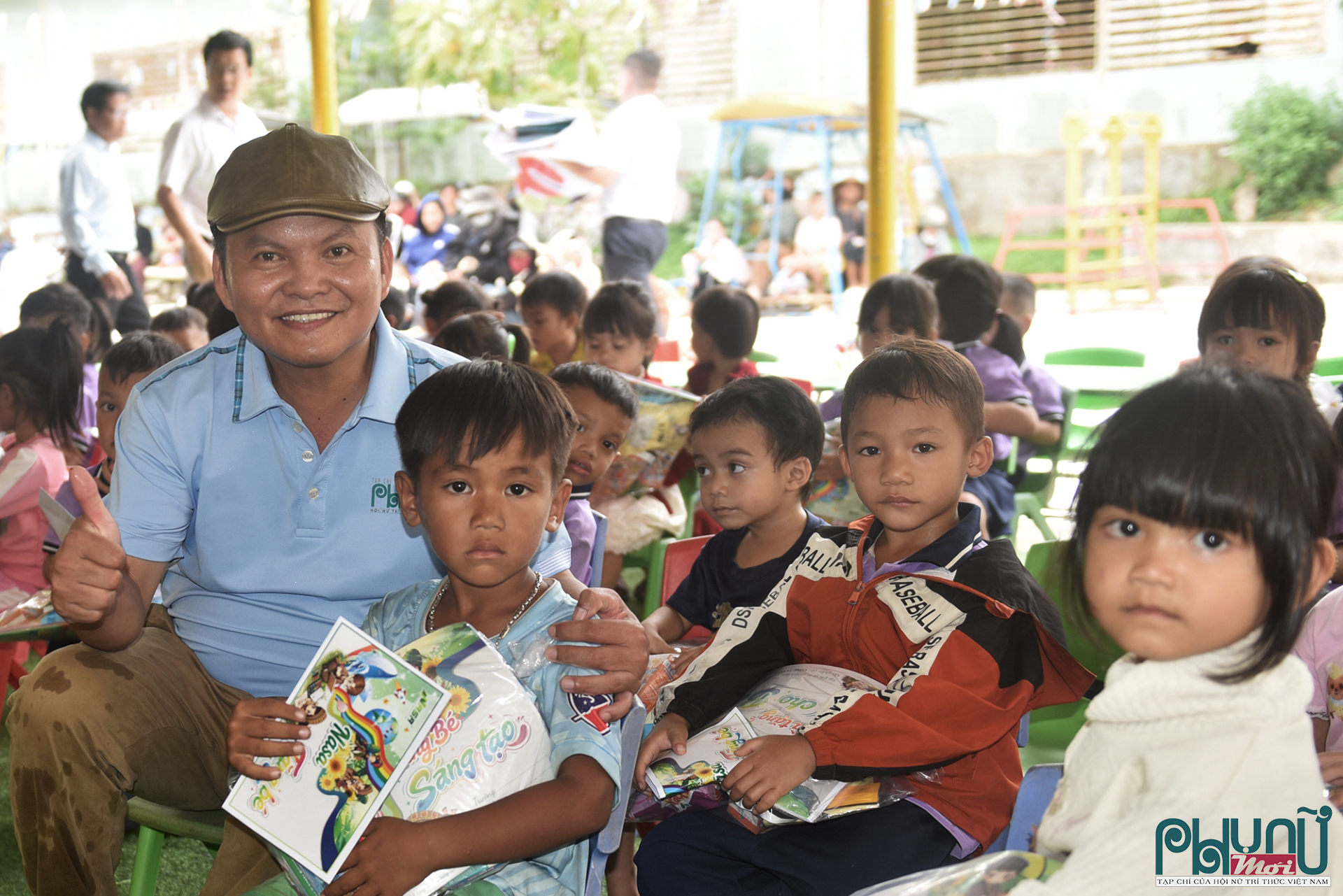 Nhà báo Minh Thu, Phóng viên phụ trách miền Trung- Tây Nguyên, Tạp chí Phụ Nữ Mới trao tặng quà cho trẻ nghèo ở xã Ba Vì.