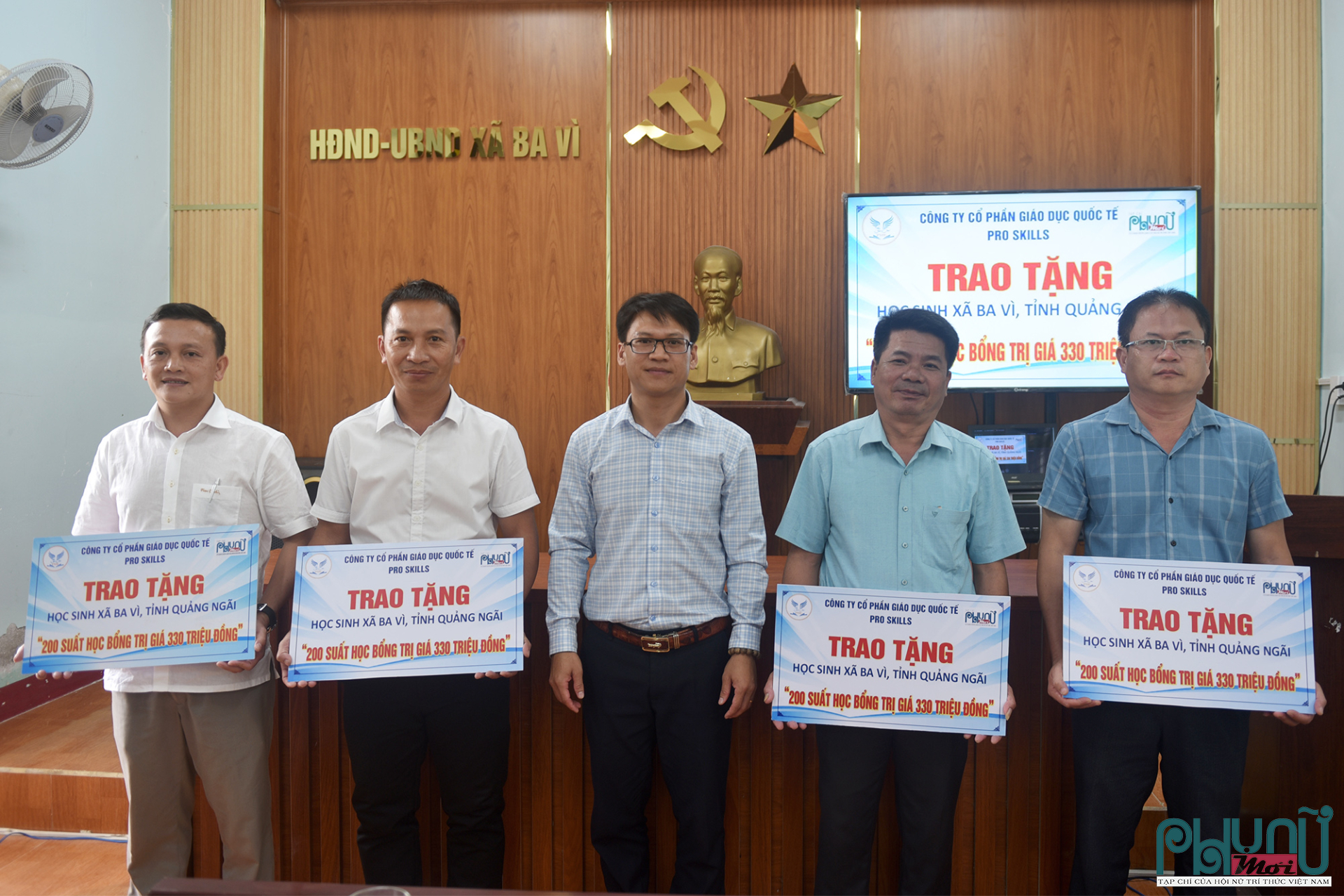 Ông Trần Đức Chấn (giữa), Tổng giám đốc Công ty Giáo dục quốc tế Pro Skills(Đà Nẵng) trao tặng 200 suất học khóa học tiếng Anh cho học sinh THCS và THPT ở xã Ba Vì. 