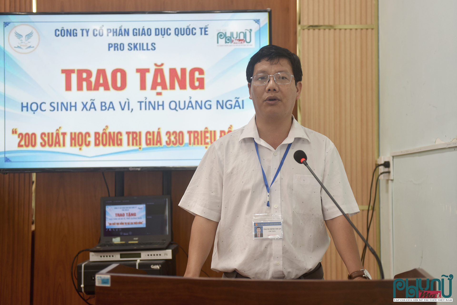 Ông Thành Minh Thuận , Chủ tịch UBND xã Ba Vì phát biểu tại buổi lễ trao quà.