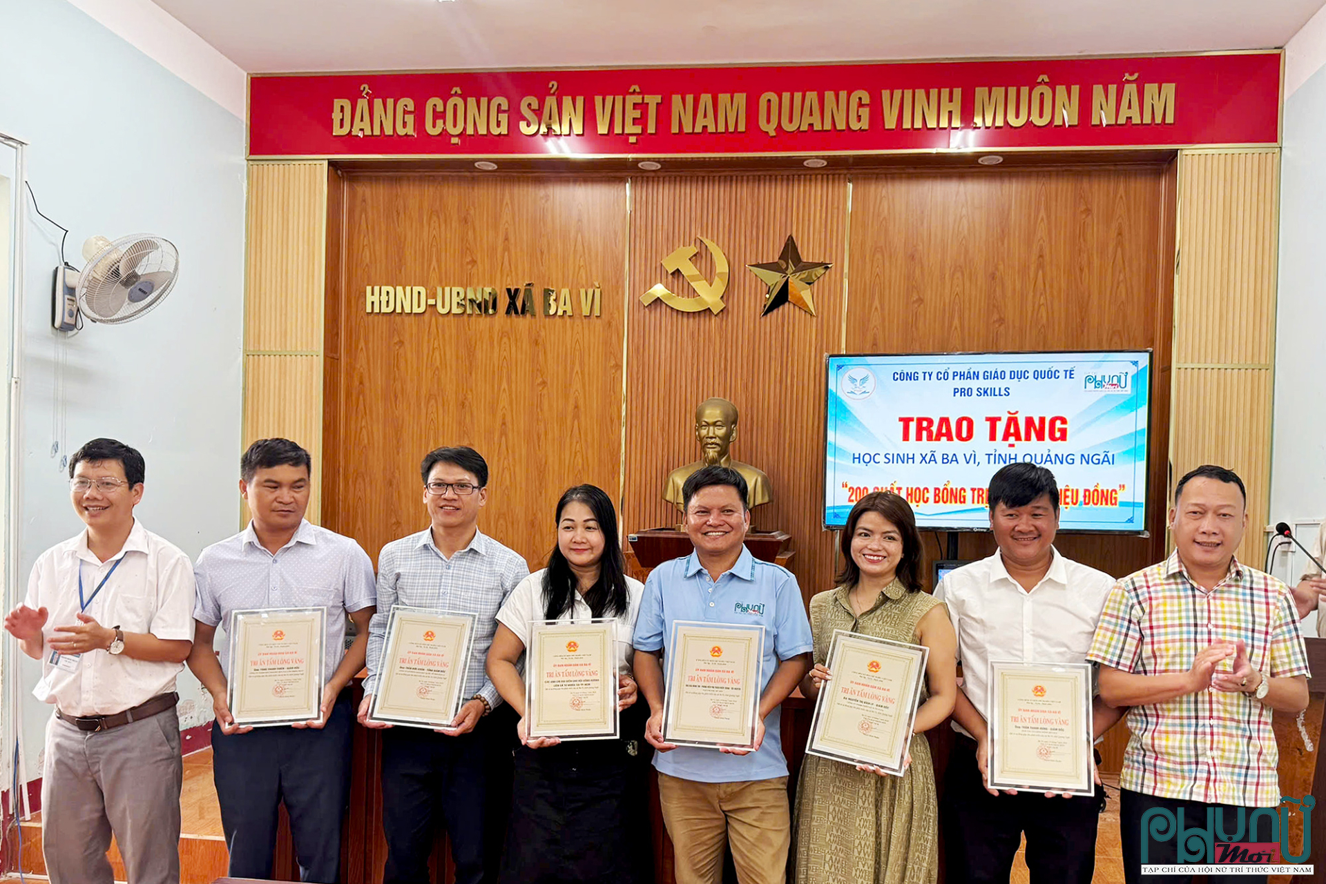 Llãnh đạo xã Ba Vì tri ân tấm lòng vàng đối với các nhà hảo tâm thực hiện chương trình.