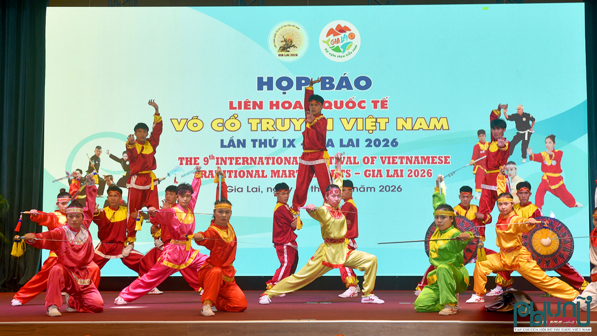 Các võ sư, võ sinh biểu diển võ cổ truyền Việt Nam tại buổi họp báo.  