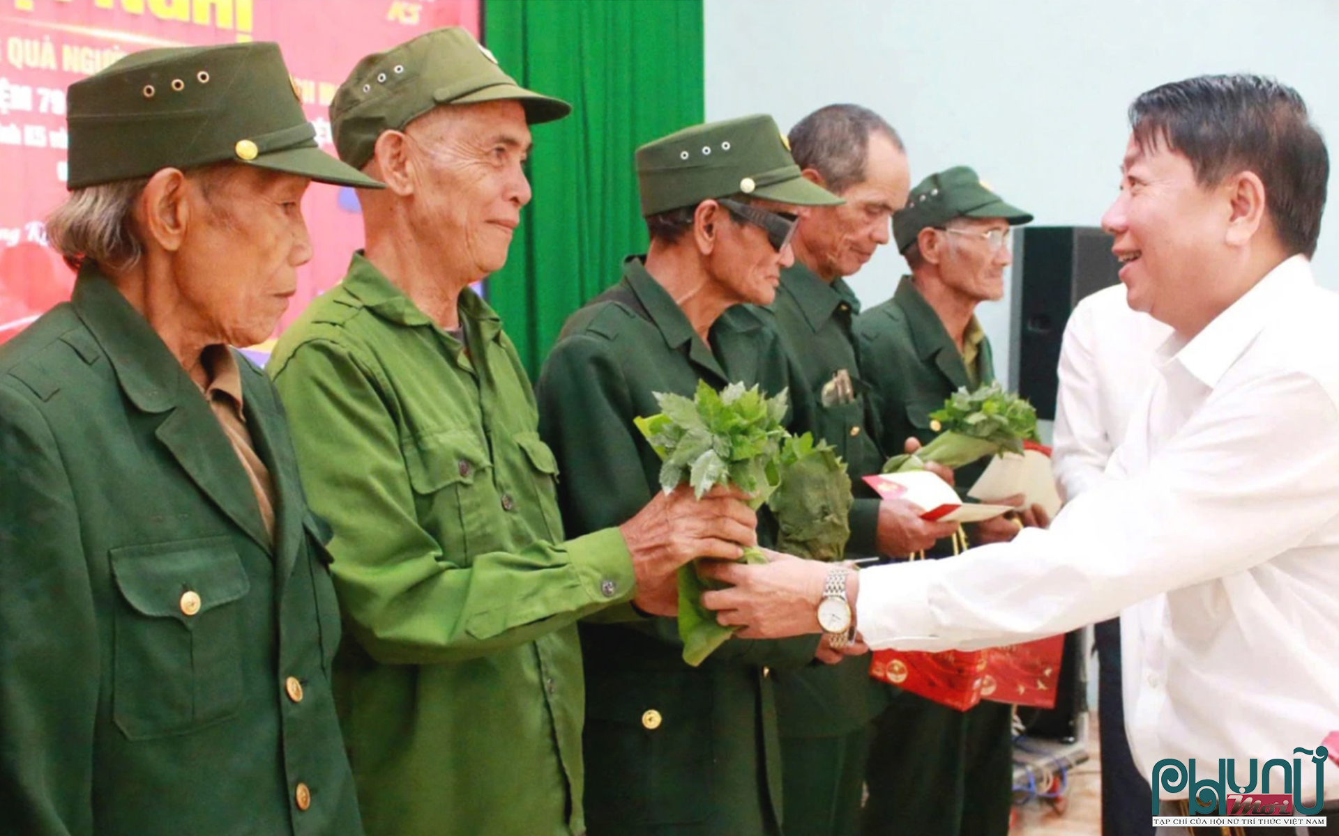 Ông Võ Sỹ Chung, Bí thư Đảng ủy xã Măng Ri tặng cây sâm ngọc linh thuần chủng cho gia đình chính sách và có công.