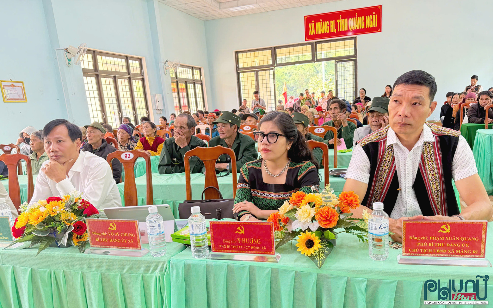 Lãnh đạo Đảng ủy, UBND xã Măng Ri tại buổi lễ.