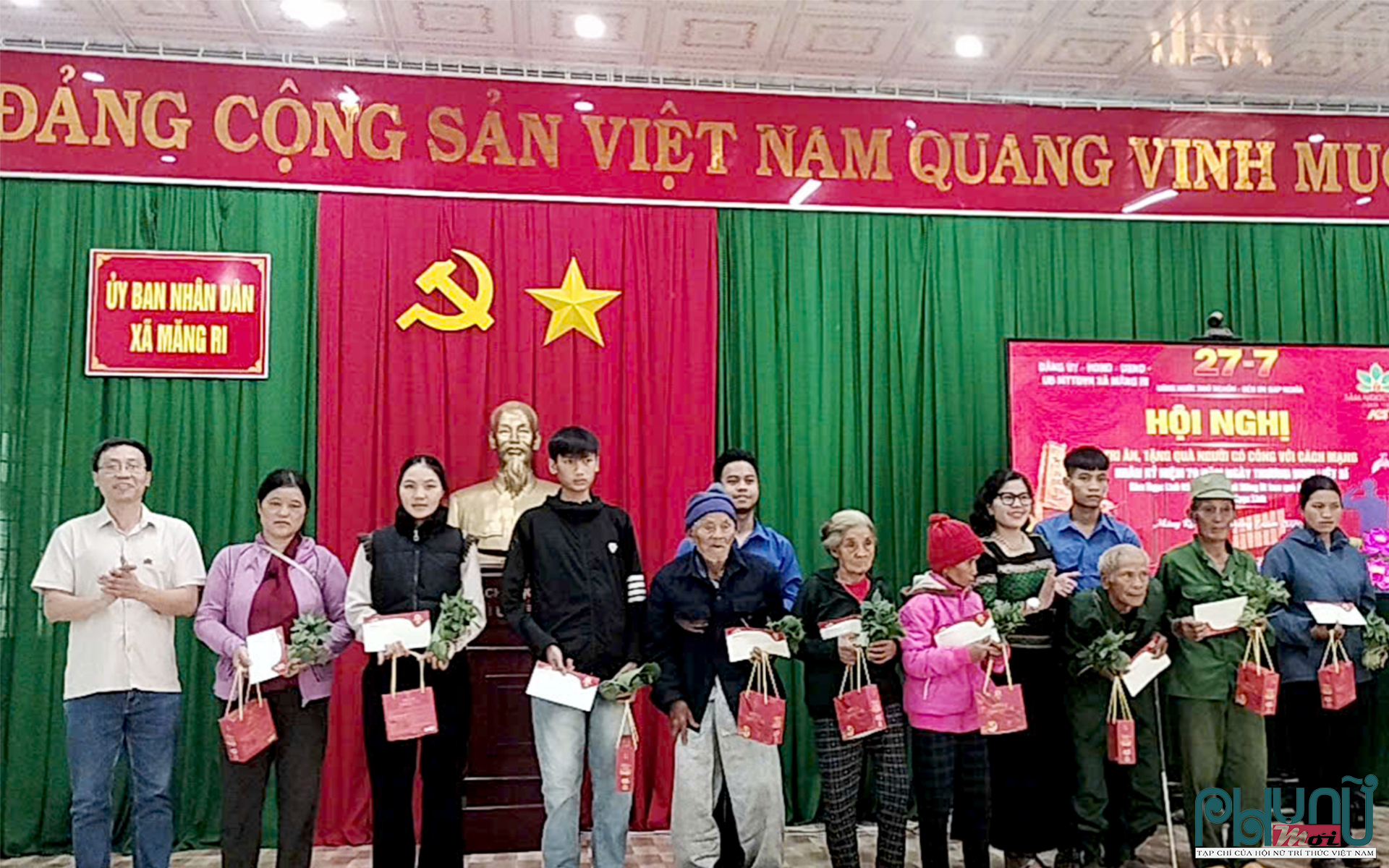 Bà Y Hương, Phó Bí thư Thường trực Đảng ủy kiêm Chủ tịch HĐND xã Măng Ri, tỉnh Quảng Ngãi cùng đại diện lãnh đạo Công ty CP Sâm Ngọc Linh Kon Tum ( K5) tặng cây sâm ngọc linh thuần chủng cho gia đình chính sách và người có công.