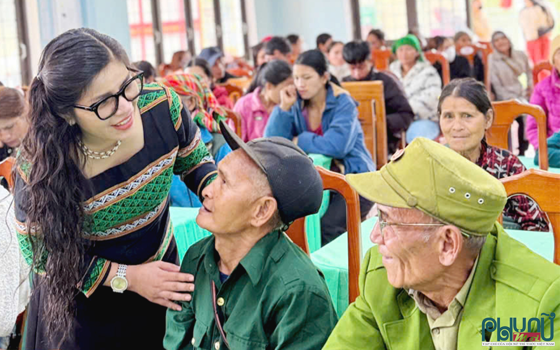 Bà Y Hương, Phó Bí thư Thường trực Đảng ủy kiêm Chủ tịch HĐND xã Măng Ri thăm hỏi các cựu chiến binh, gia đình chính sách tại buổi lễ.