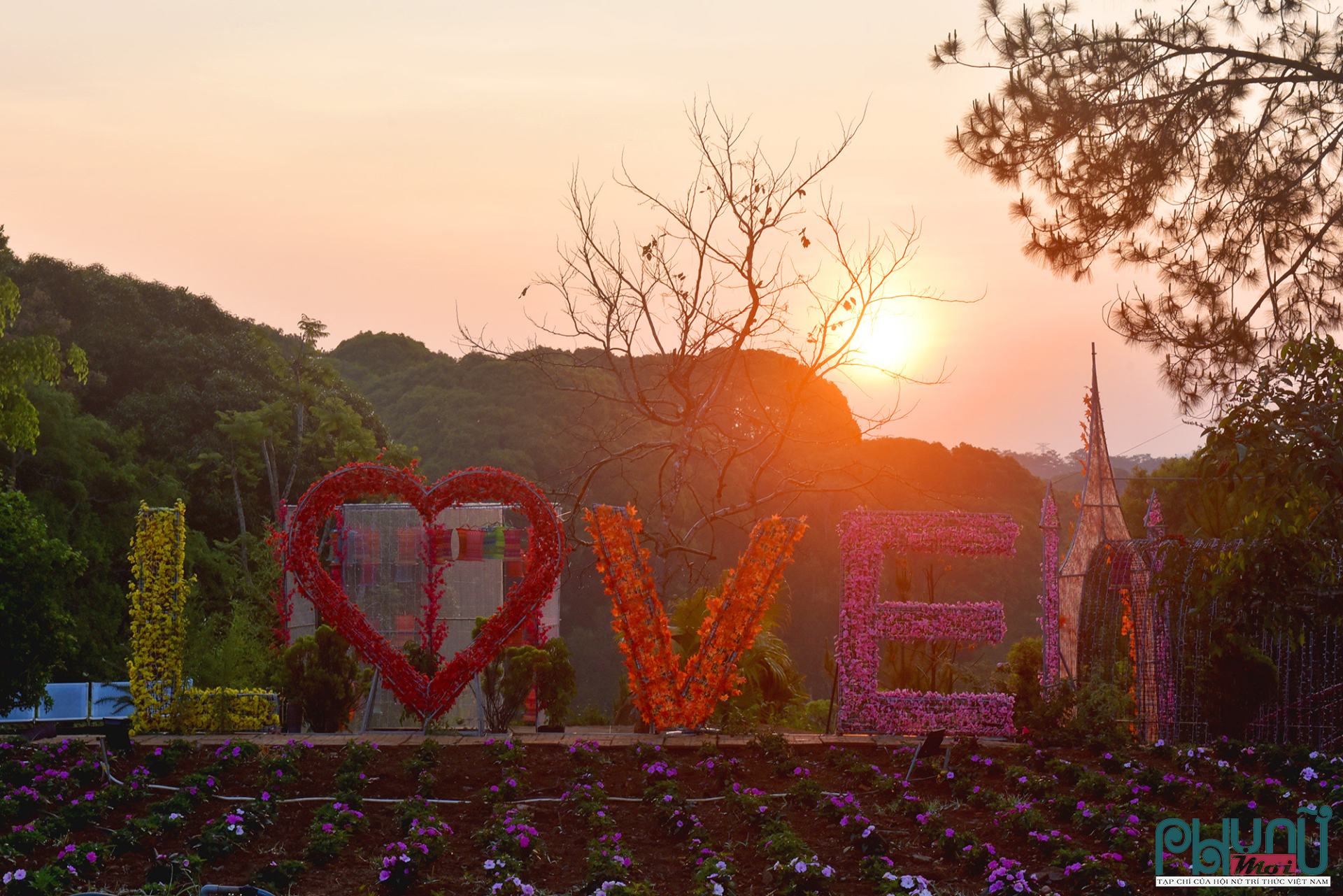 Bình minh lãnh mạn bên biểu tương