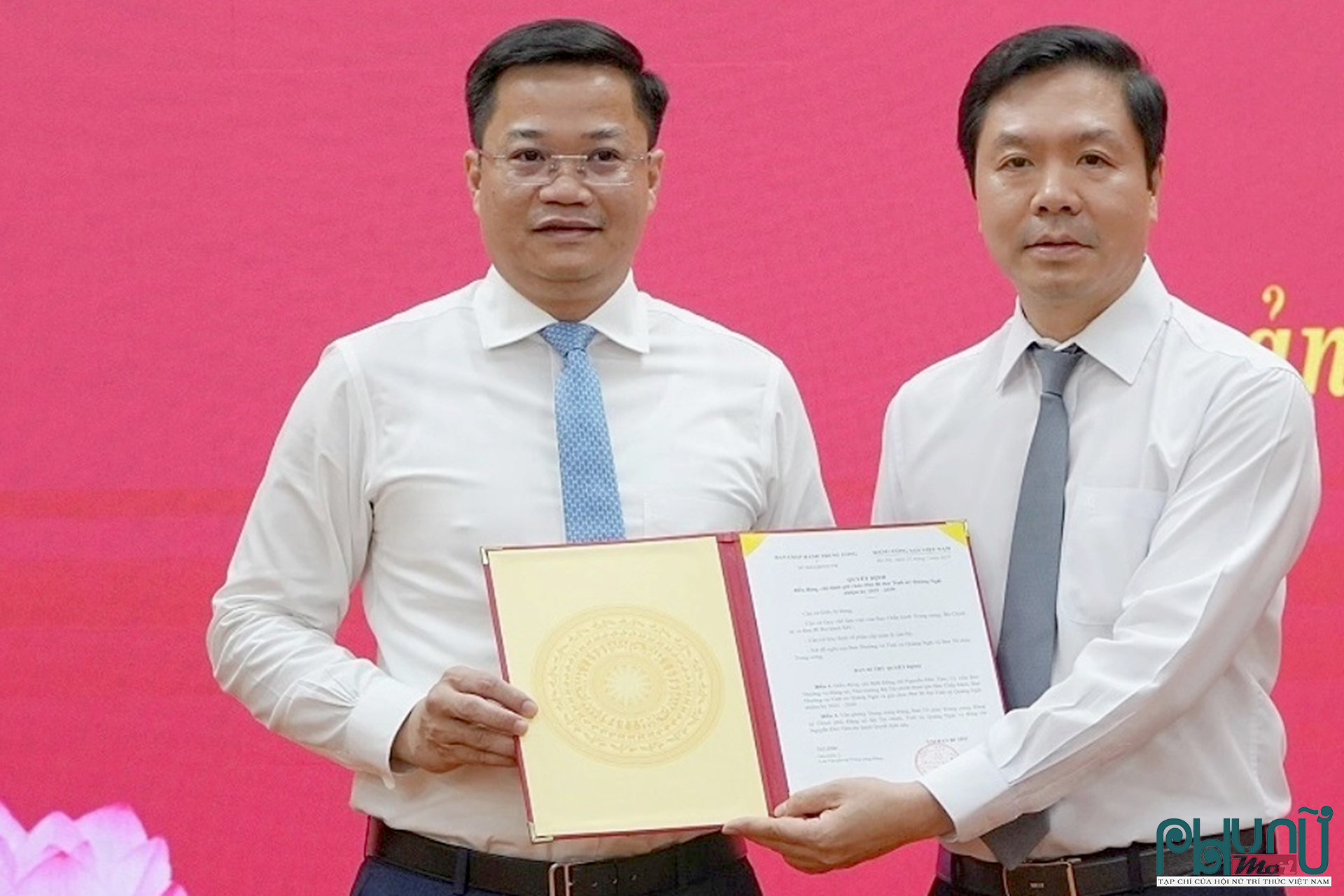 Ông Trịnh Mạnh Linh(phải), Phó Trưởng Ban Tổ chức Trung ương trao quyết định điều động, chỉ định ông Nguyễn Đức Tâm(trái). Thứ trưởng Bộ Tài chính về giữ chức Phó Bí thư Tỉnh ủy Quảng Ngãi, giới thiệu để bầu làm Chủ tịch UBND tỉnh. 