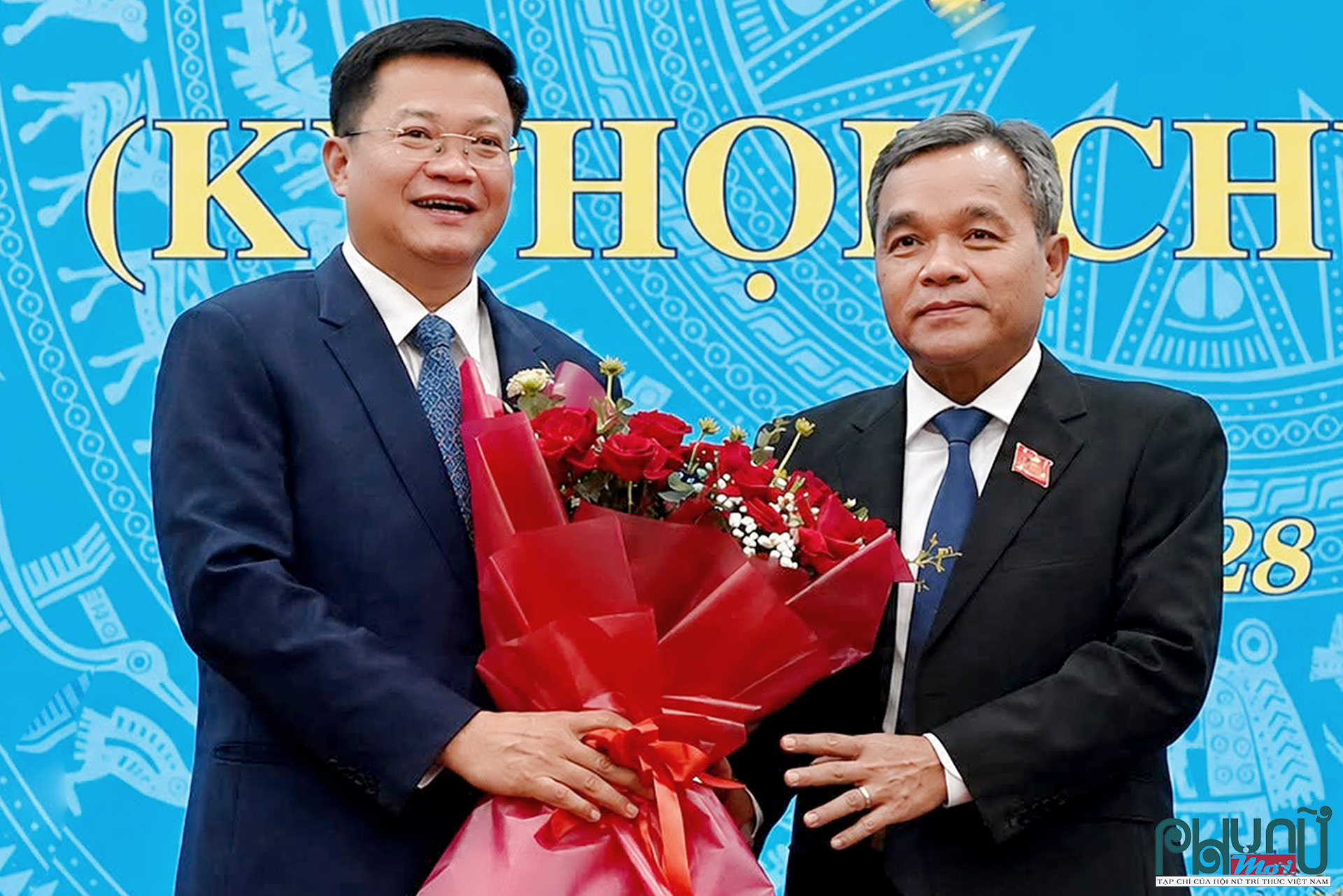 Ông Hồ Văn Niên (phải), Bí thư Tỉnh ủy Quảng Ngãi  tặng hoa chúc mừng Tân Chủ tịch UBND tỉnh Quảng Ngãi Nguyễn Đức Tâm. 