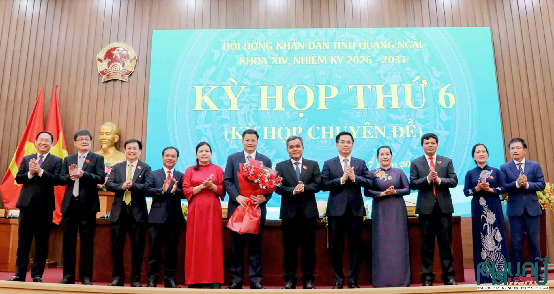 Lãnh đạo tỉnh Quảng Ngãi tặng hoa, chúc mừng ông Nguyễn Đức Tâm được tín nhiệm giữ chức Tân Chủ tịch UBND tỉnh Quảng Ngãi.