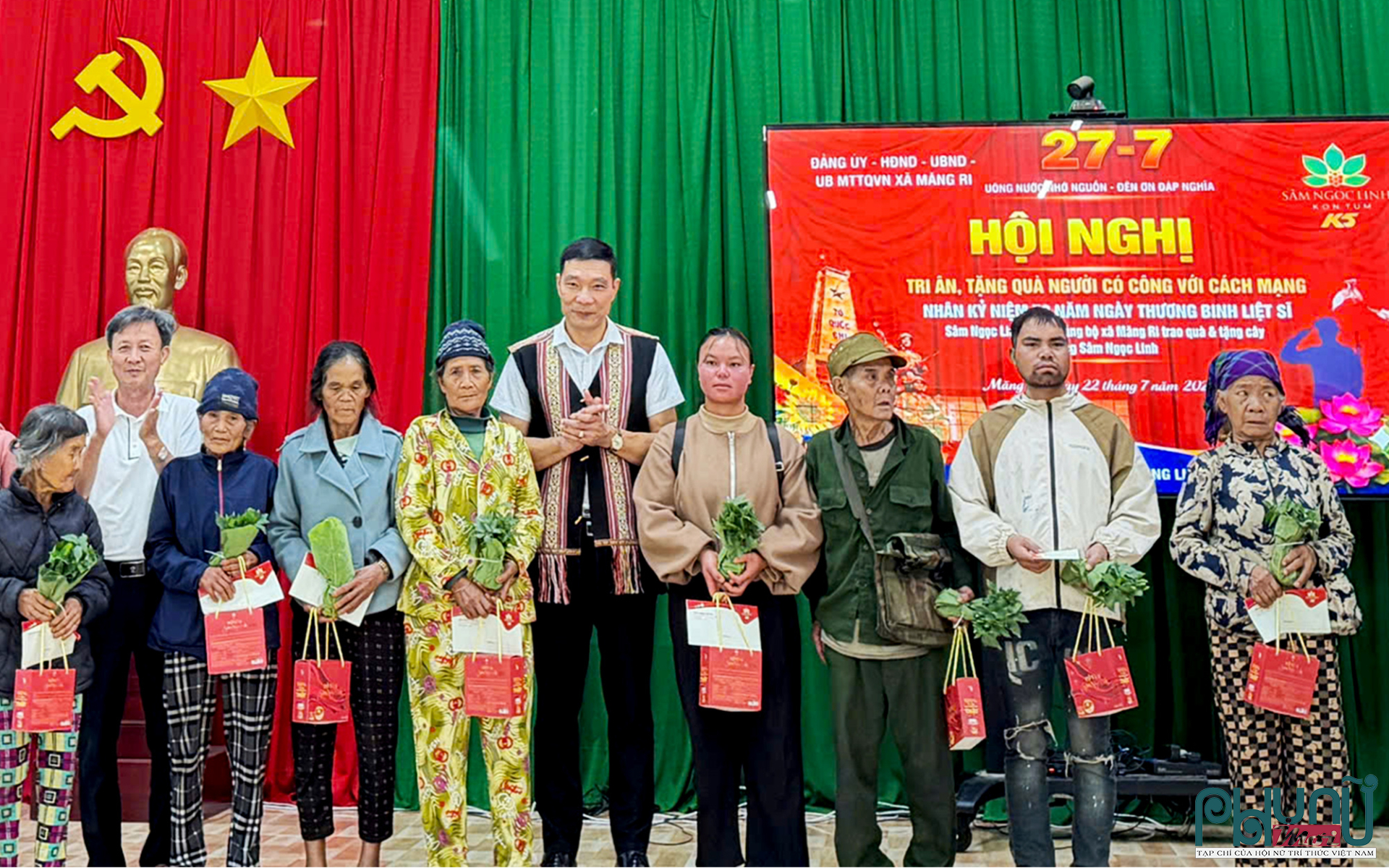 Ông Phạm Xuân Quang(giữa), Chủ tịch UBND xã Măng Ri tặng cây sâm ngọc linh thuần chủng cho gia đình chính sách và gia đình có công ở xã Măng Ri.