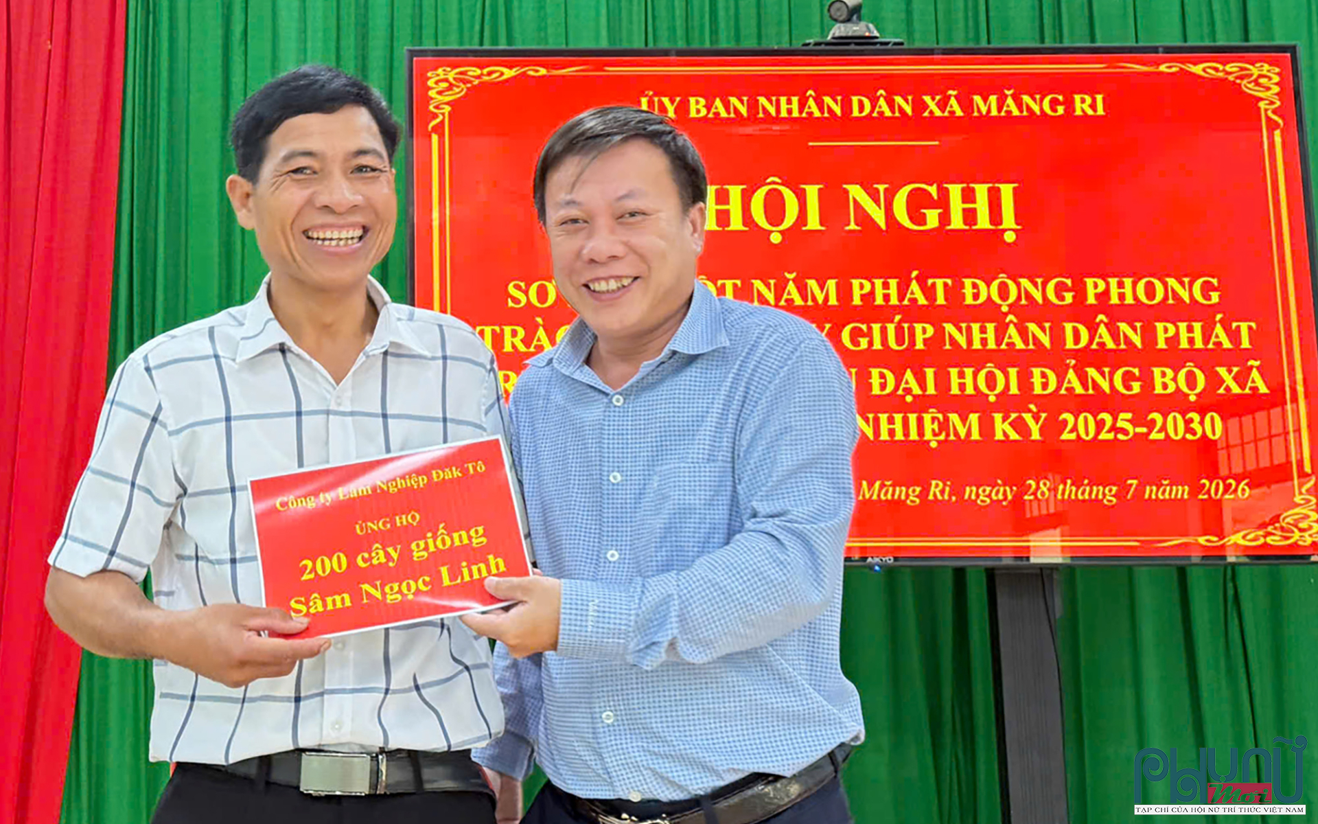 Lãnh đạo Công ty Lâm nghiệp ĐăkTô tặng 200 cây giống cho người nghèo xã Măng Ri.  