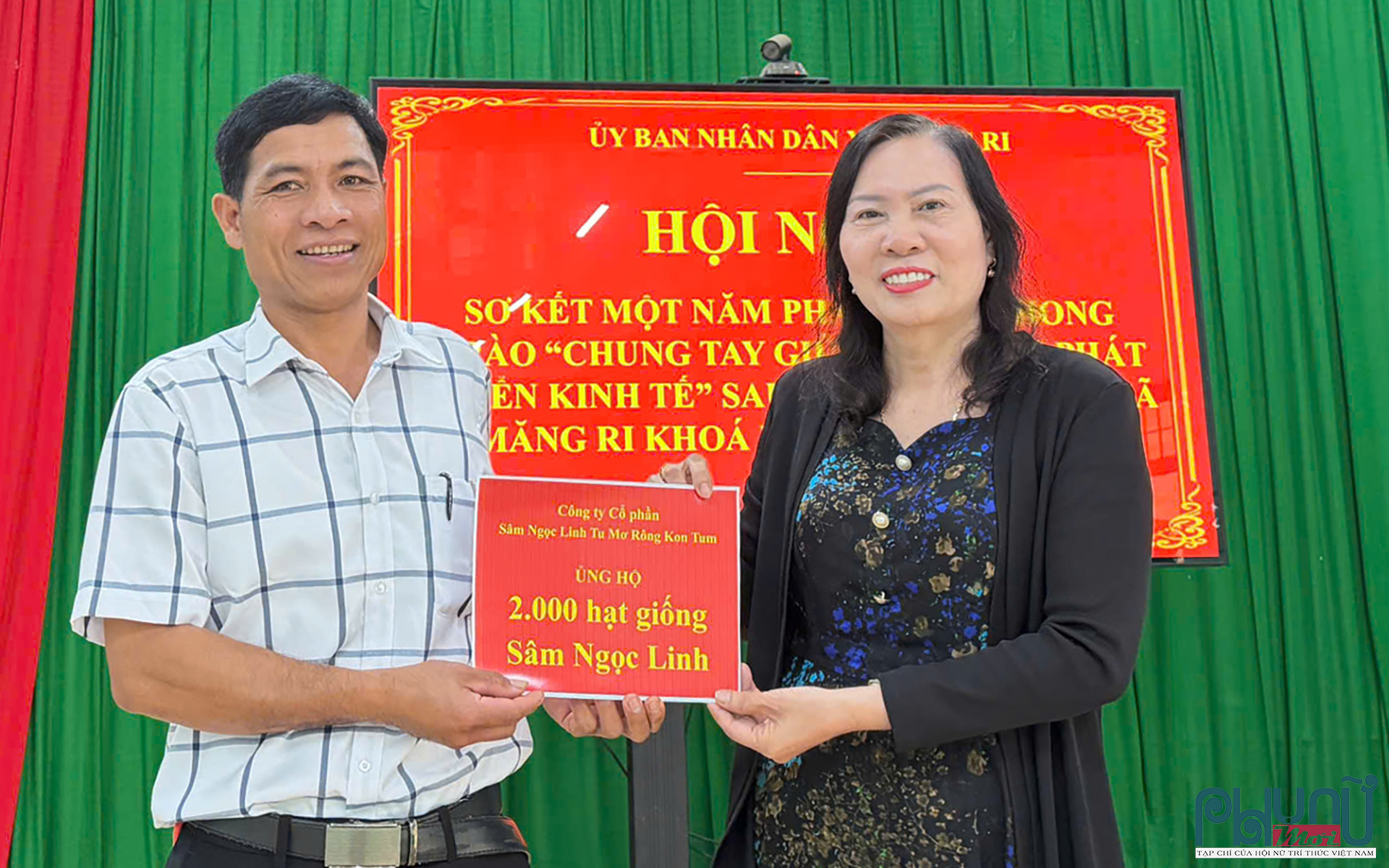 Bà Nguyễn Thị Duyên, Chủ tịch HĐQT Công ty Cổ phần Sâm Ngọc Linh Tu Mơ Rông Kon Tum tặng 2.000 hạt giống Sâm Ngọc Linh cho người nghèo xã Măng Ri. 