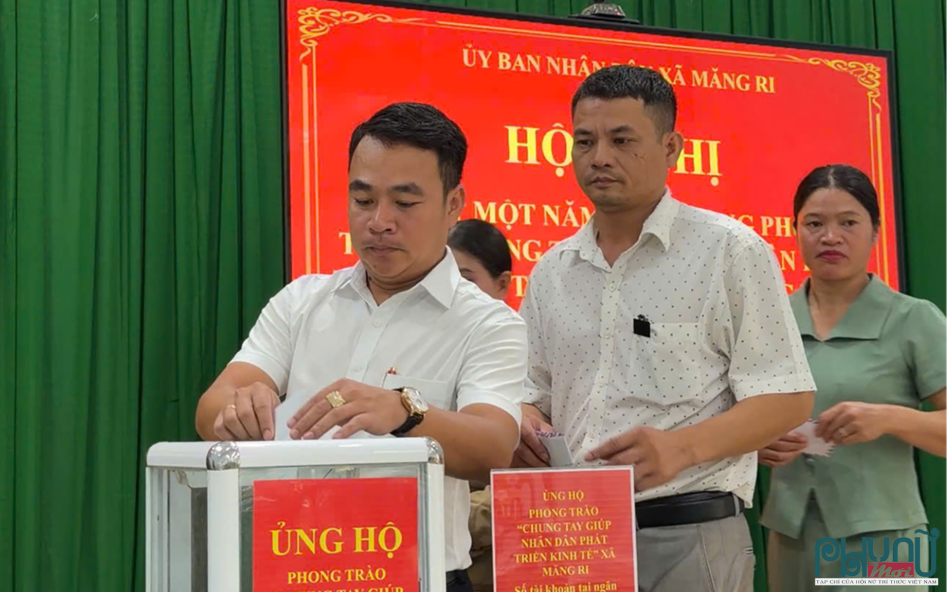 Lãnh đạo xã Măng Ri chung tay hỗ trợ người dân phát triển kinh tế, vươn lên xóa nghèo bền vững.