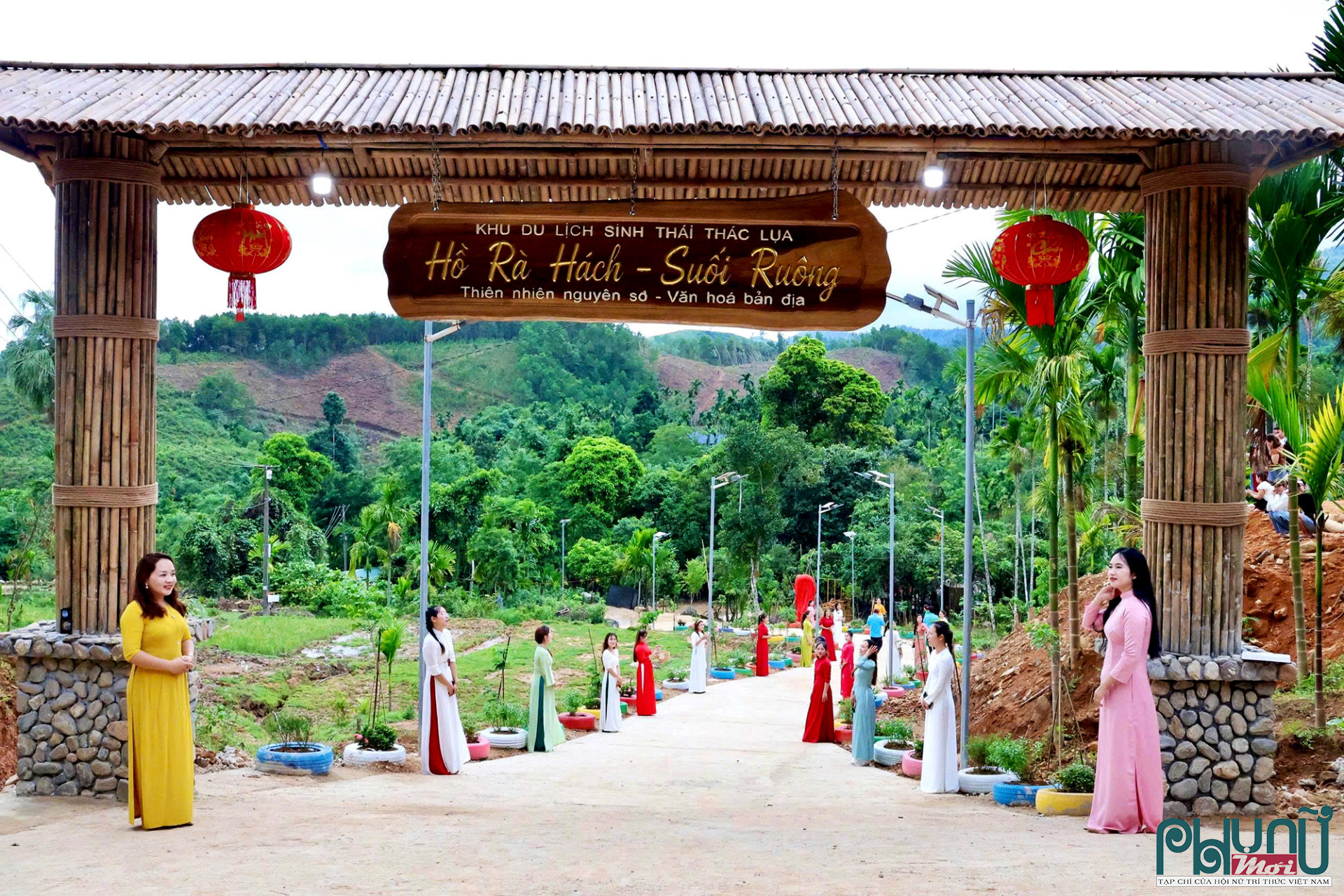 Cổng chào đón du khách đến với thắng cảnh Hồ Rà Hách- Suối Ruông, xã Sơn Tây Hạ.