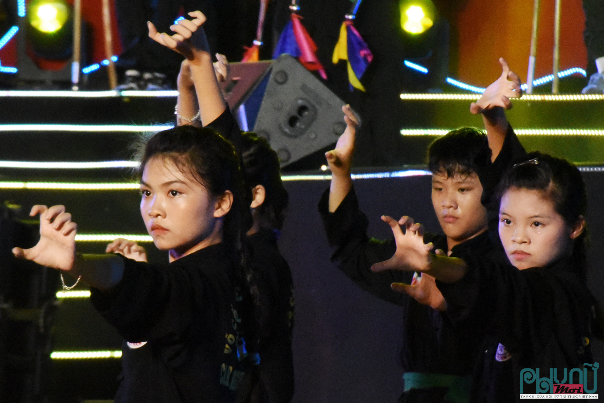 Mãn nhãn nữ võ sư, võ sinh diễn võ trong đêm khai mạc Liên hoan Quốc tế Võ cổ truyền Việt Nam
