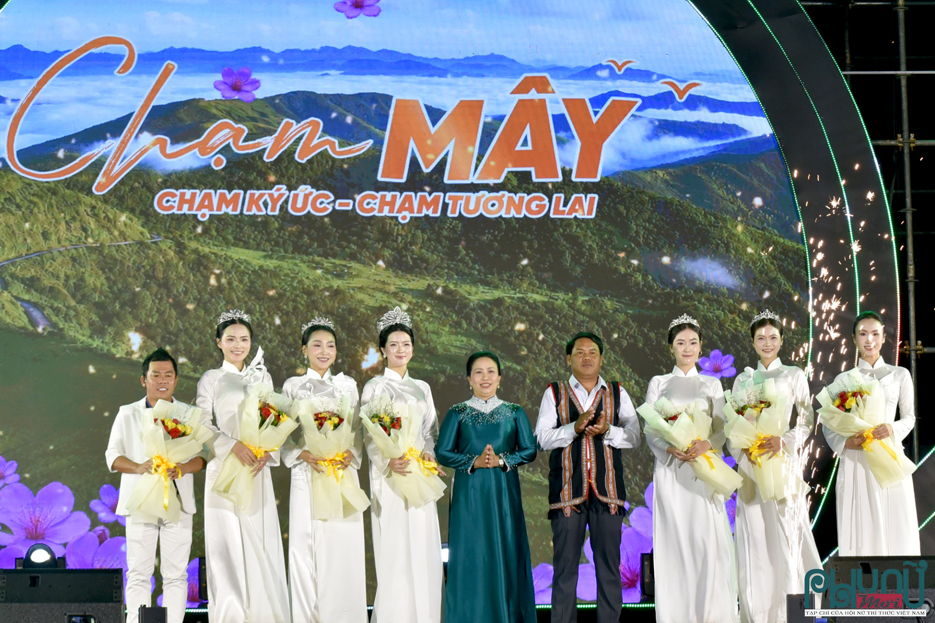 Lãnh đạo xã Đặng Thùy Trâm tặng hoa cho các hoa hậu, á hậu bản sắc du lịch Việt Nam.