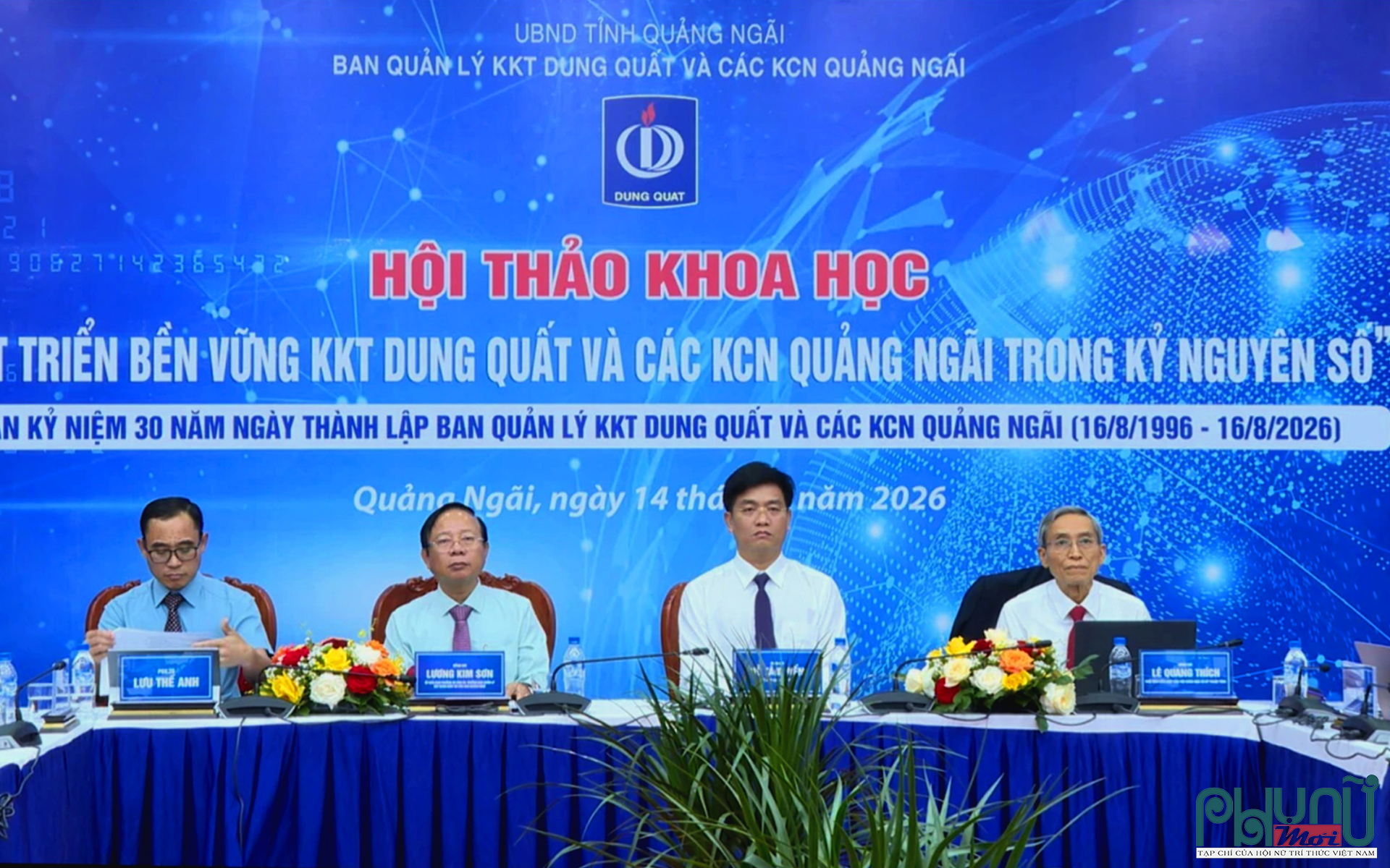 Ông Đỗ Tâm Hiển (thứ hai từ phải sang), Phó chủ tịch UBND tỉnh Quảng Ngãi, ông Lương Kim Sơn(thứ 2 từ trái sang), Trưởng Ban Quản lý Khu kinh tế Dung Quất và các Khu công nghiệp tỉnh Quảng Ngãi tham dự Hội thảo.