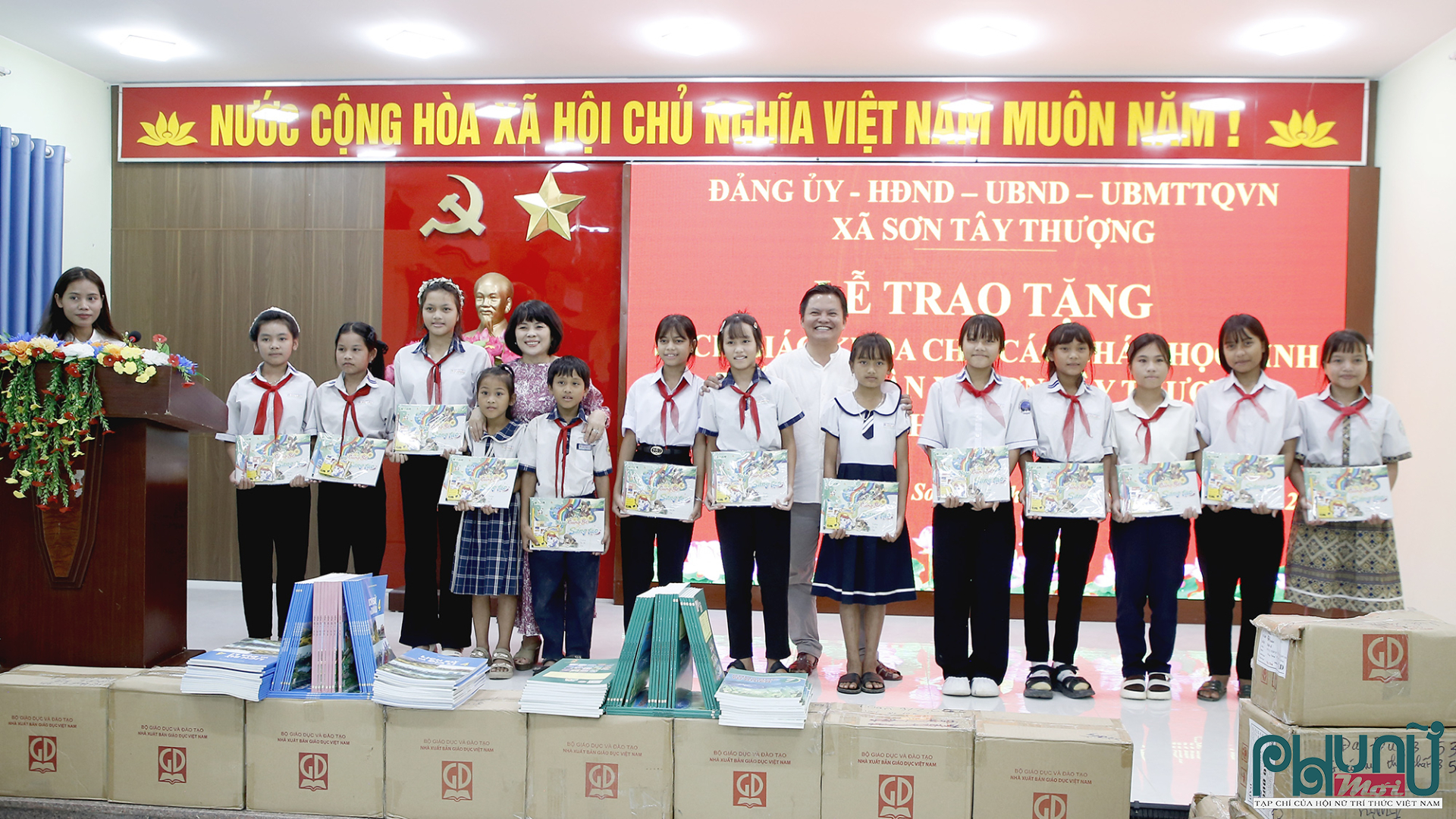 Nhà báo Minh Thu, Phóng viên phụ trách miền Trung- Tây Nguyên cùng Công ty TNHH Thiết kế in ấn NaSa (TP.HCM) trao 100 suất quà cho học sinh xã Sơn Tây Thượng.