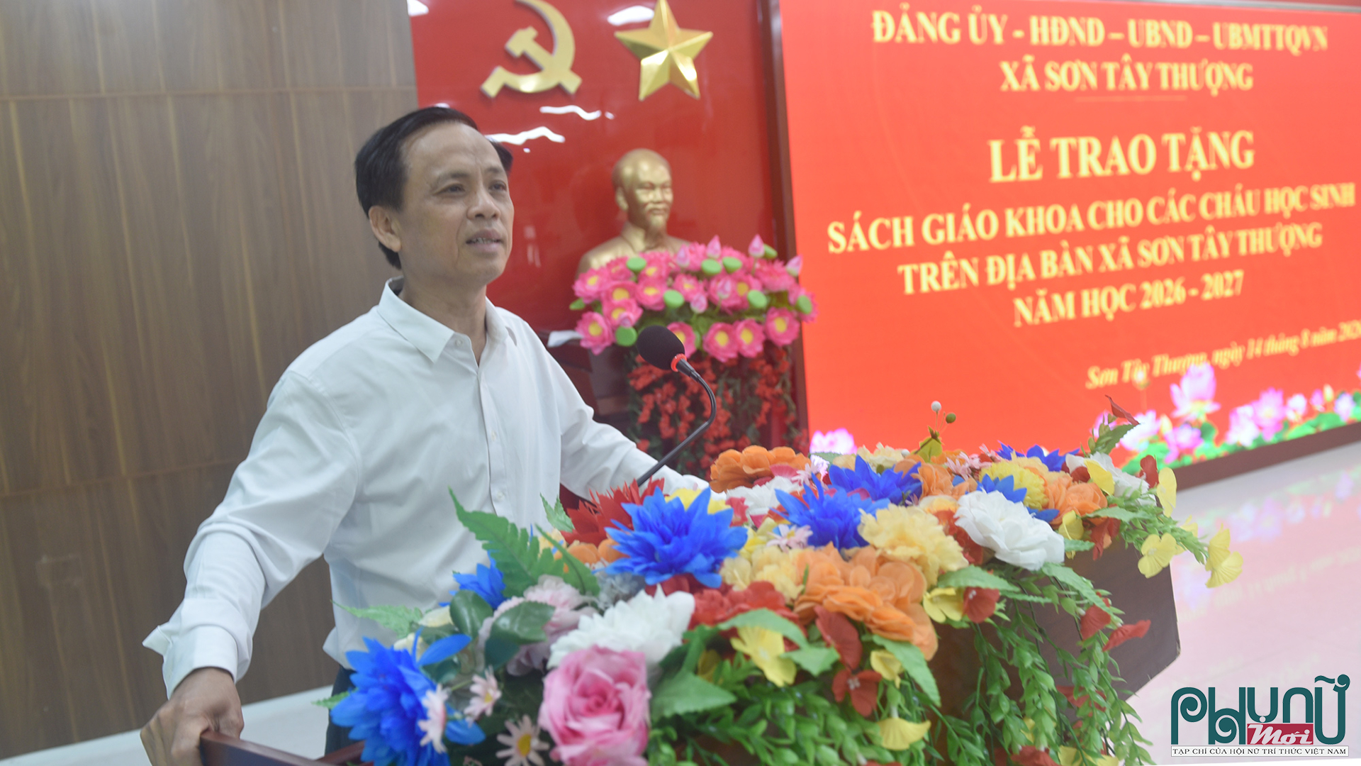 Ông Võ Thái Nguyên, Nguyên Ủy viên Ủy ban Kiểm tra Trung ương phát biểu tại buổi lễ trao tặng sách ở xã Sơn Tây Thượng.