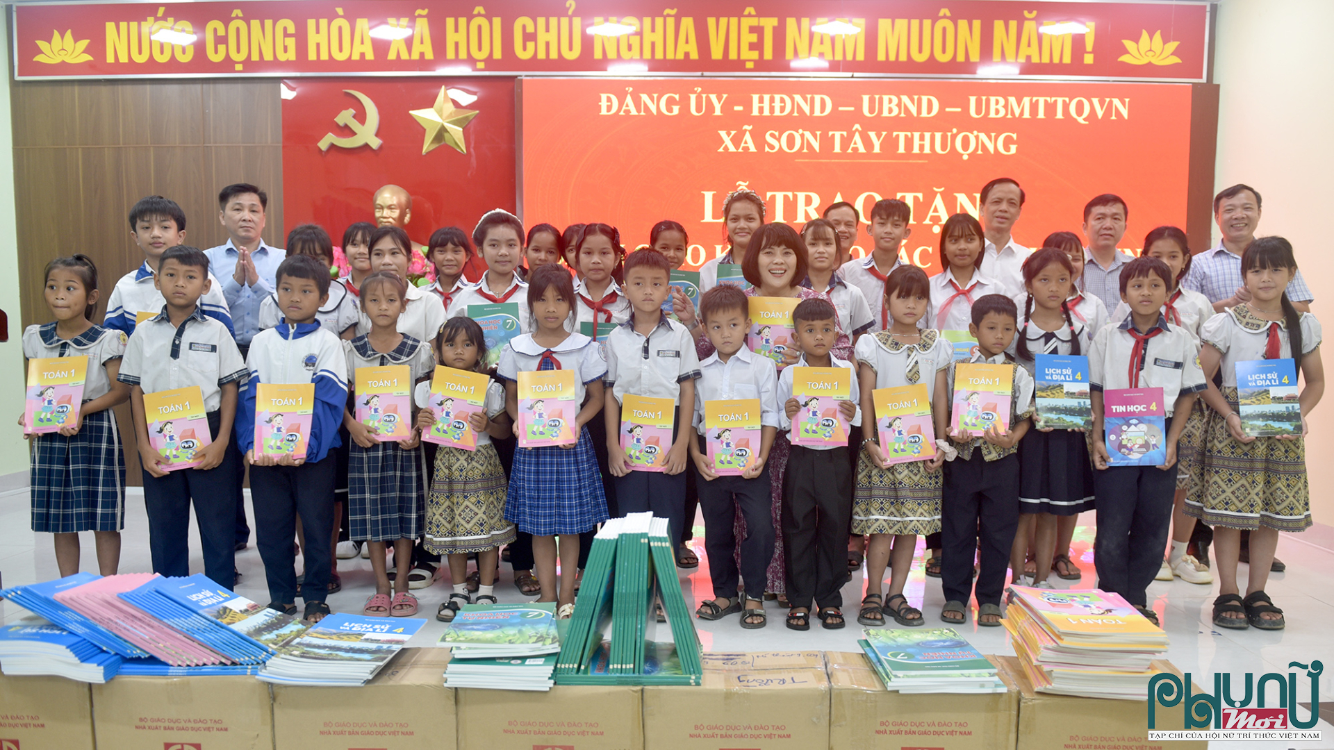 Lãnh đạo xã Sơn Tây Thượng, tỉnh Quảng Ngãi cùng bà Lê Thị Kim Ánh, Cố vấn Công ty Cổ phần Đầu tư và Giáo dục Đà Nẵng trao tặng bộ sách cho học sinh trước thềm năm học mới.