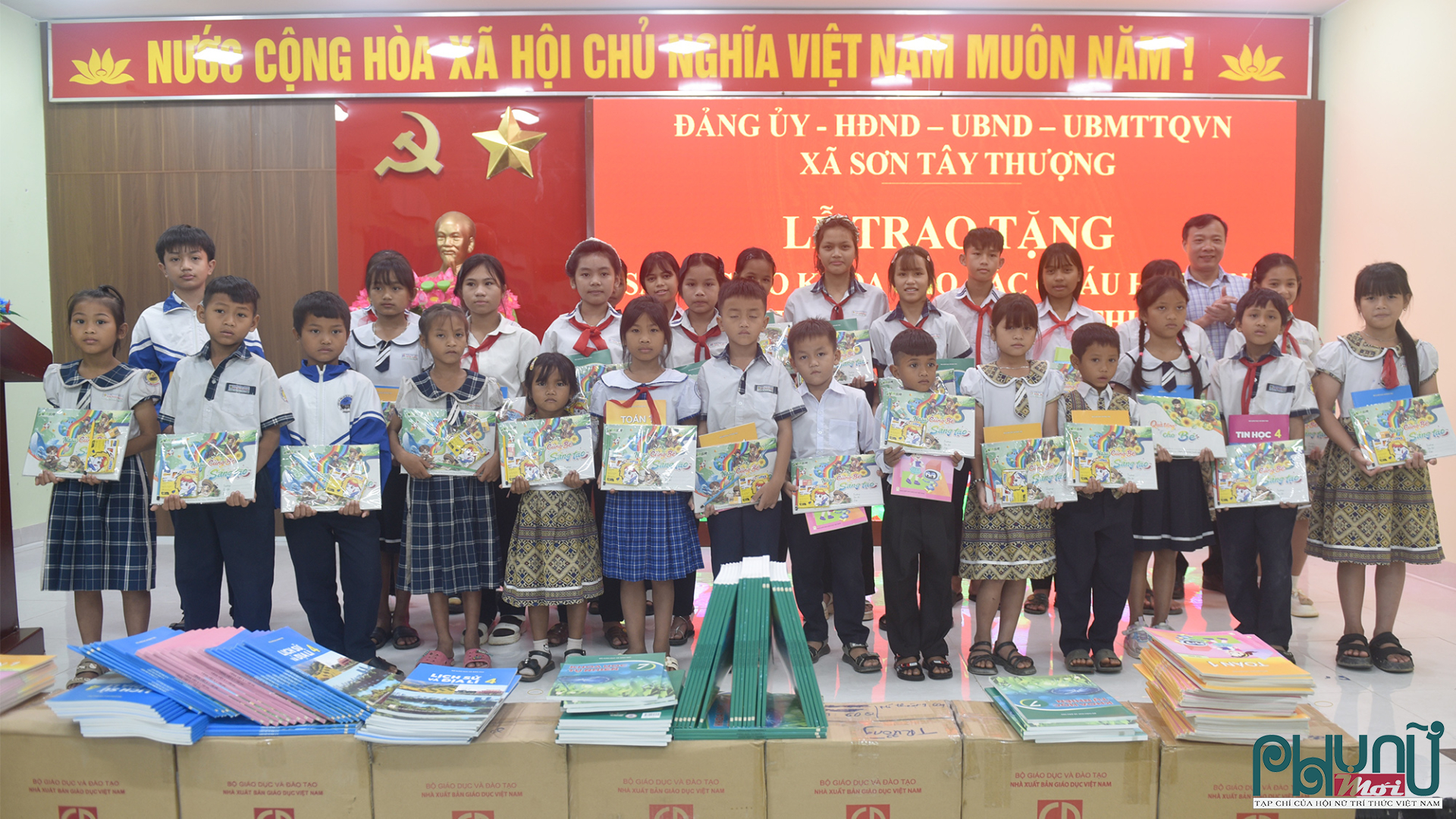 Học sinh từ bậc Tiểu học đến THPT được các nhà tài trợ tặng sách.