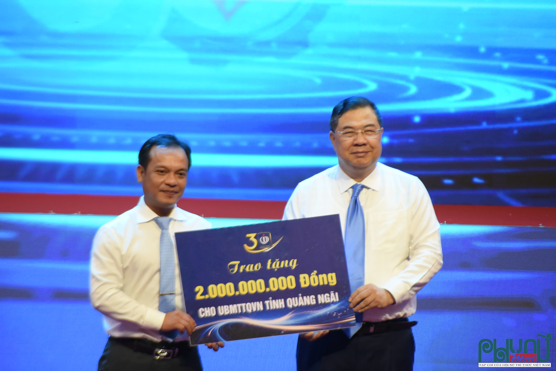 Phó Thủ tướng Thường trực Phạm Gia Túc (phải) trao tặng 2 tỷ đồng cho Ủy ban Mặt trận Tổ quốc Việt Nam tỉnh Quảng Ngãi thực hiện an sinh xã hội.