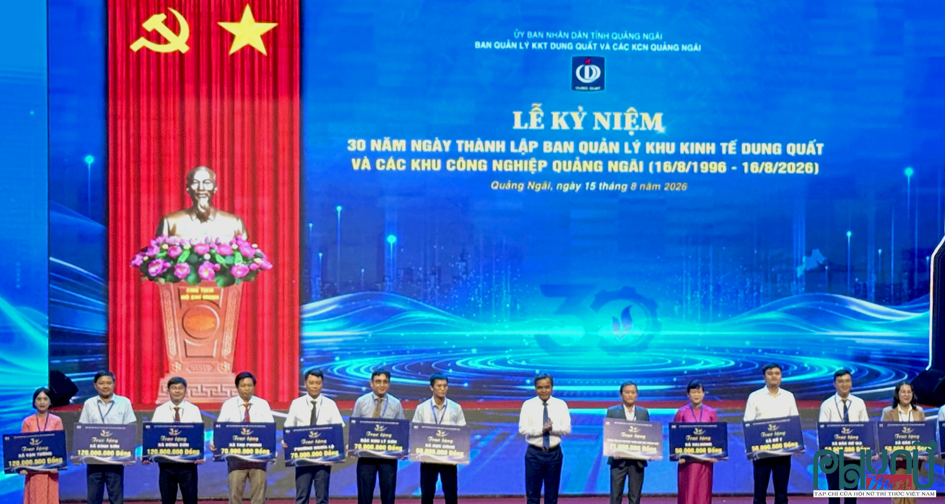 Bí thư Tỉnh ủy Quảng Ngãi Hồ Văn Niên(giữa) trao giấy chứng nhận đầu tư cho các doanh nghiệp.
