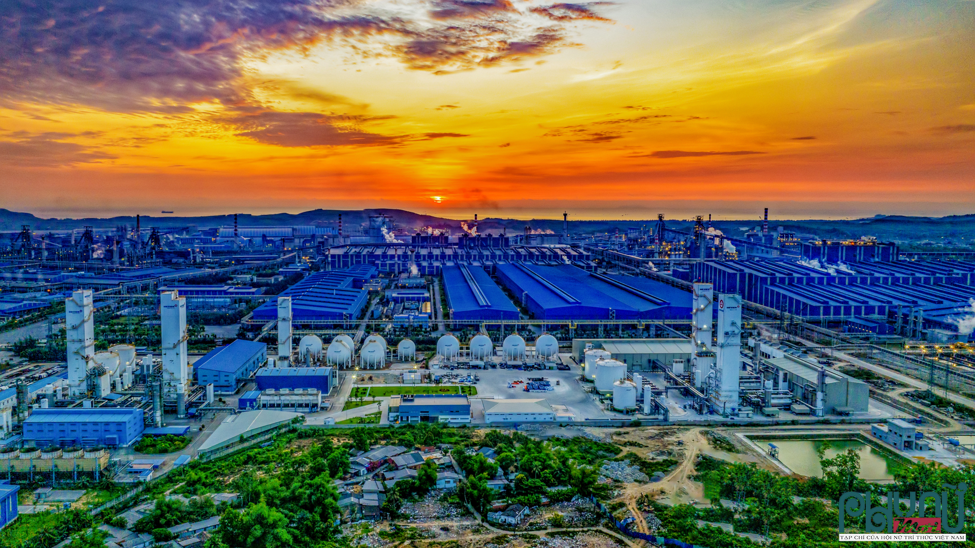 Bình minh trên Khu Liên hợp sản xuất gang thép Hòa Phát Dung Quất.